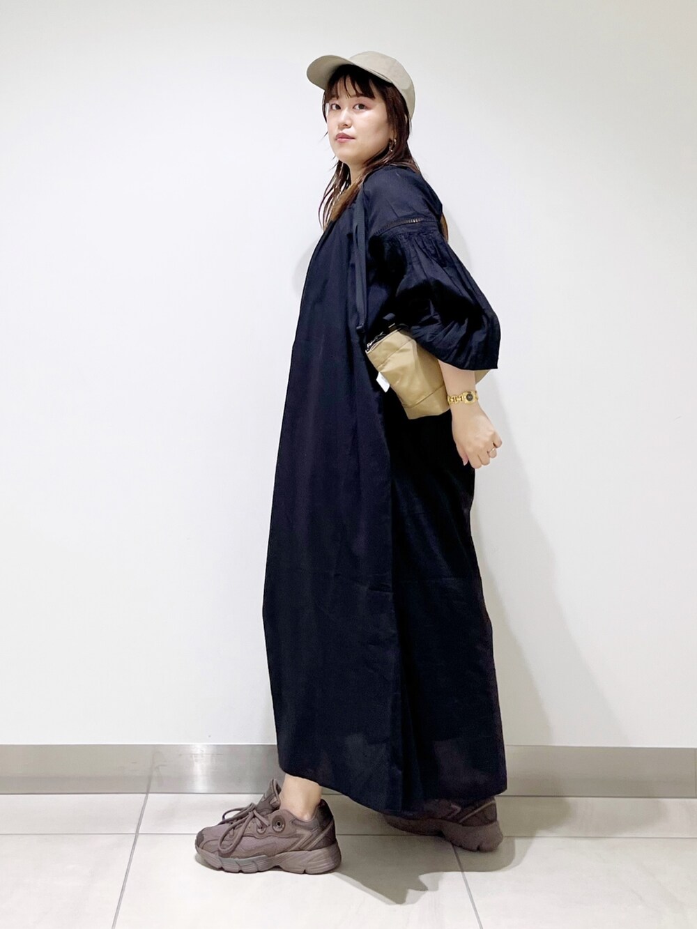 ブルー系のワンピース/ドレス、ベージュ系のショルダーバッグ、ブラウン系のスニーカーを着用したレディースの夏コーディネートの2枚目の写真