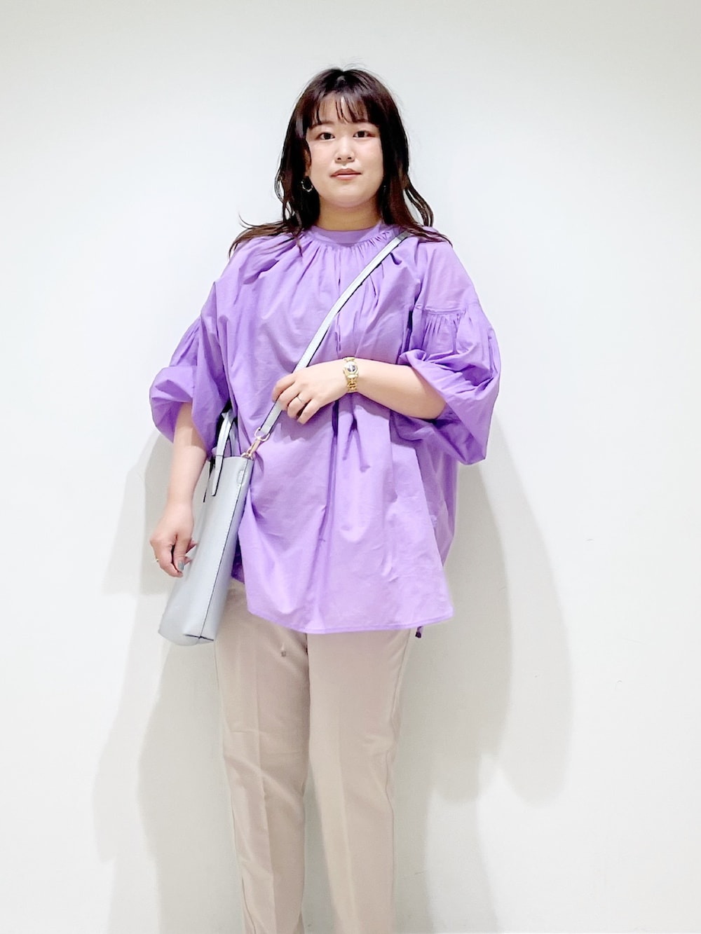 パープル系のシャツ/ブラウス、ベージュ系のその他パンツ、シルバー系のショルダーバッグを着用したレディースの春コーディネートの9枚目の写真