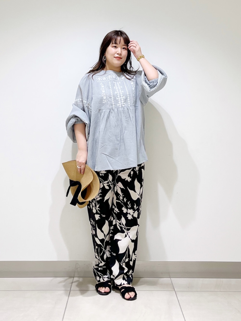 グレー系のシャツ/ブラウス、ブラック系のその他パンツ、ブラック系のサンダルを着用したレディースの春コーディネートの5枚目の写真