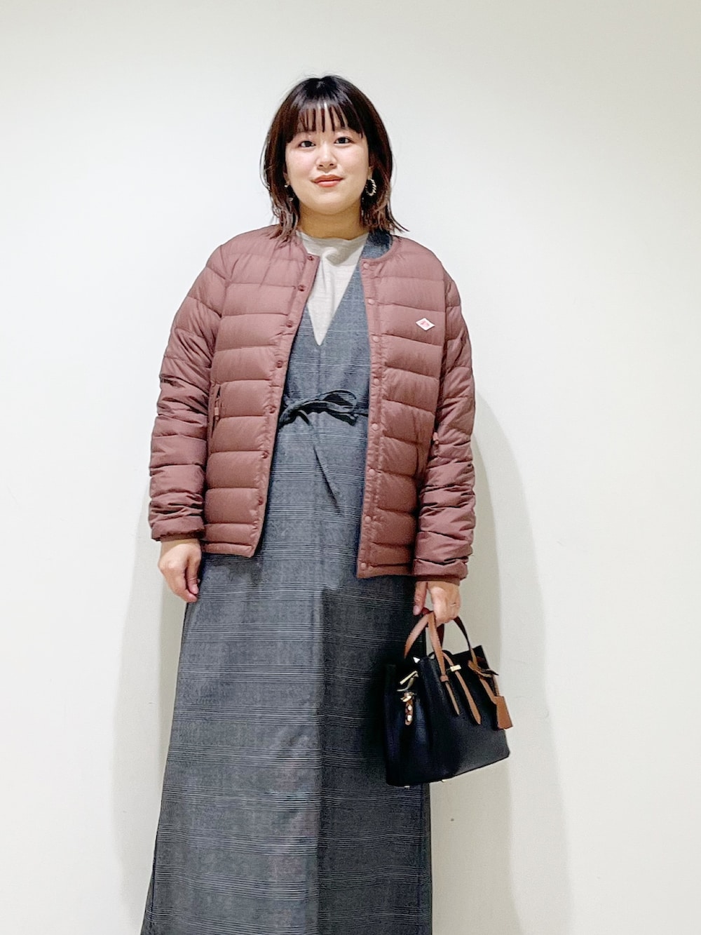 ピンク系のその他アウター、ベージュ系のニット/セーター、その他のワンピースを着用したレディースの秋コーディネートの3枚目の写真