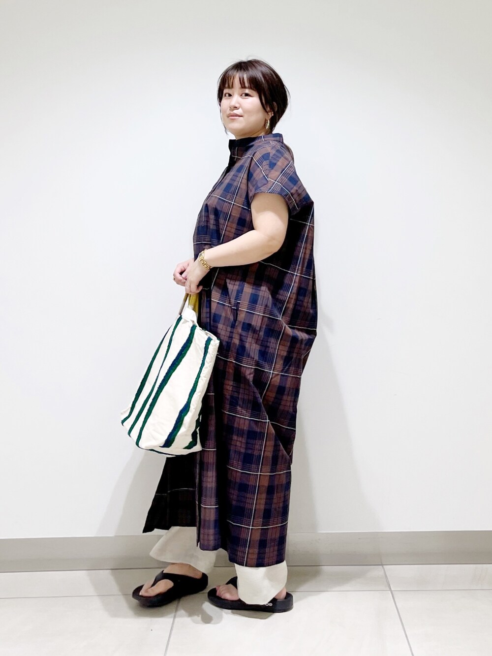 ブラウン系のワンピース、ベージュ系のその他パンツ、ブラック系のサンダルを着用したレディースの春コーディネートの9枚目の写真