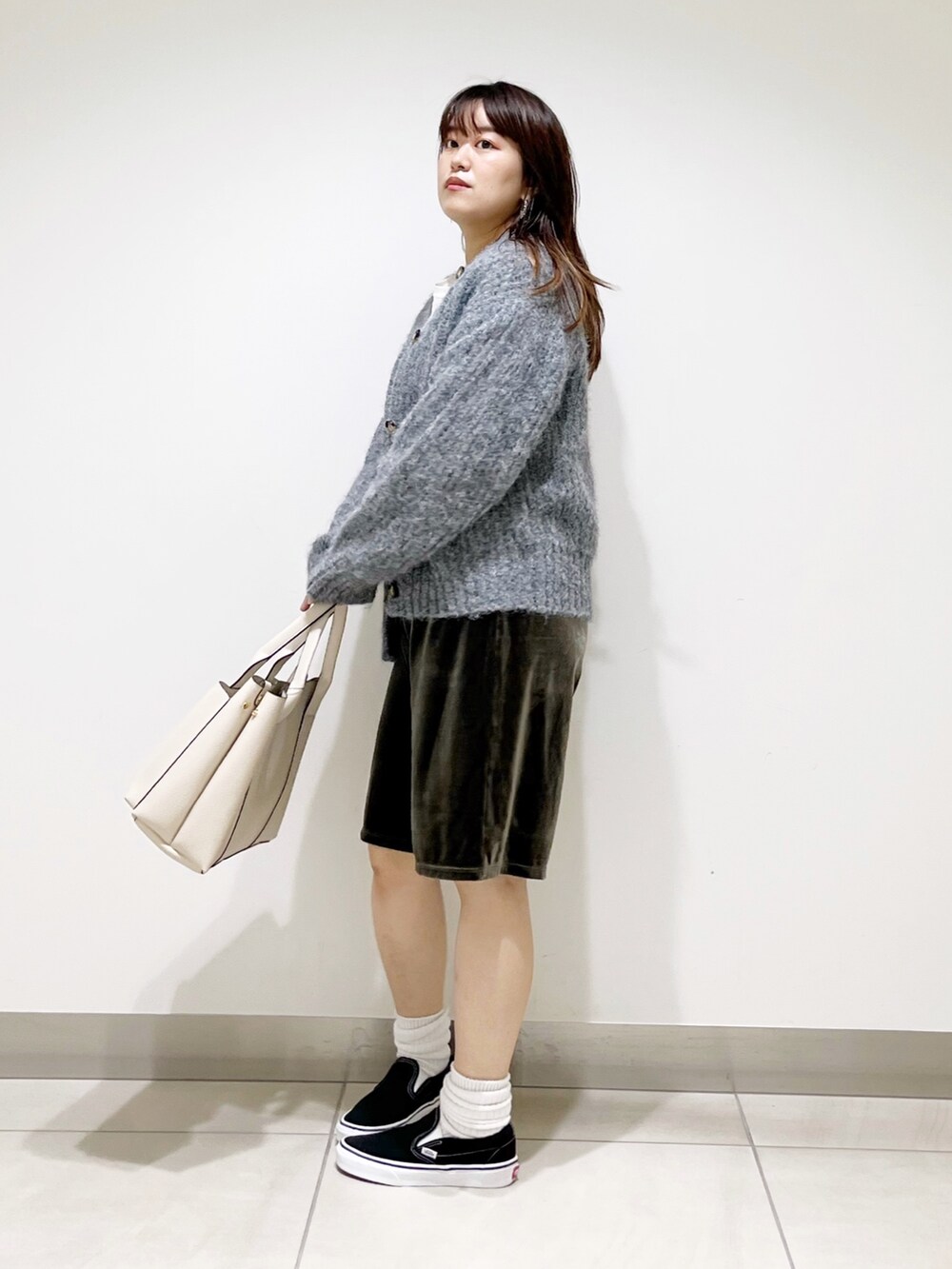 グリーン系のその他パンツ、グレー系のカーディガン/ボレロ、ベージュ系のTシャツ/カットソーを着用したレディースの夏コーディネートの5枚目の写真