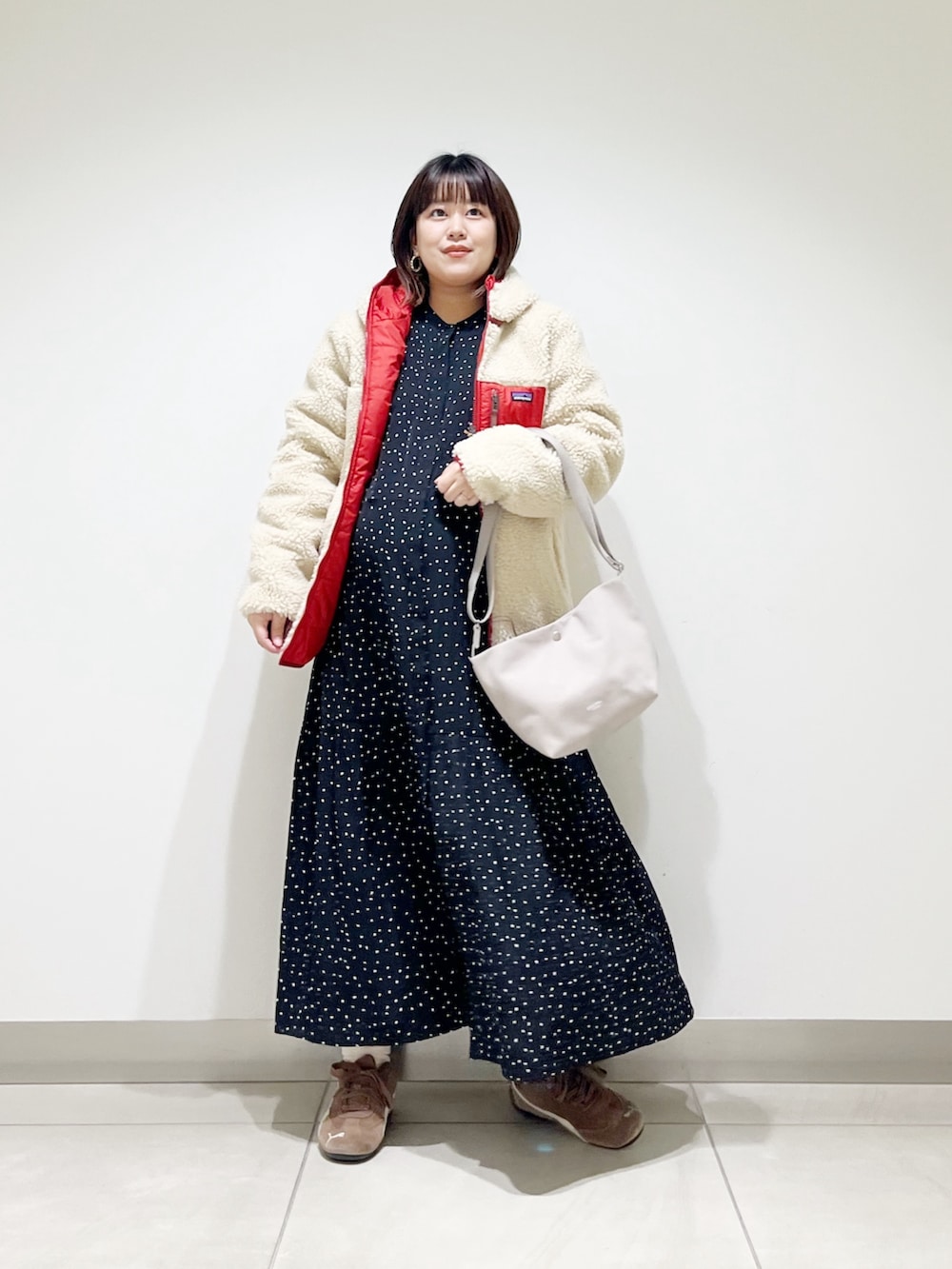 レッド系のその他アウター、ブラック系のワンピース、グレー系のショルダーバッグを着用したレディースの秋コーディネートの9枚目の写真