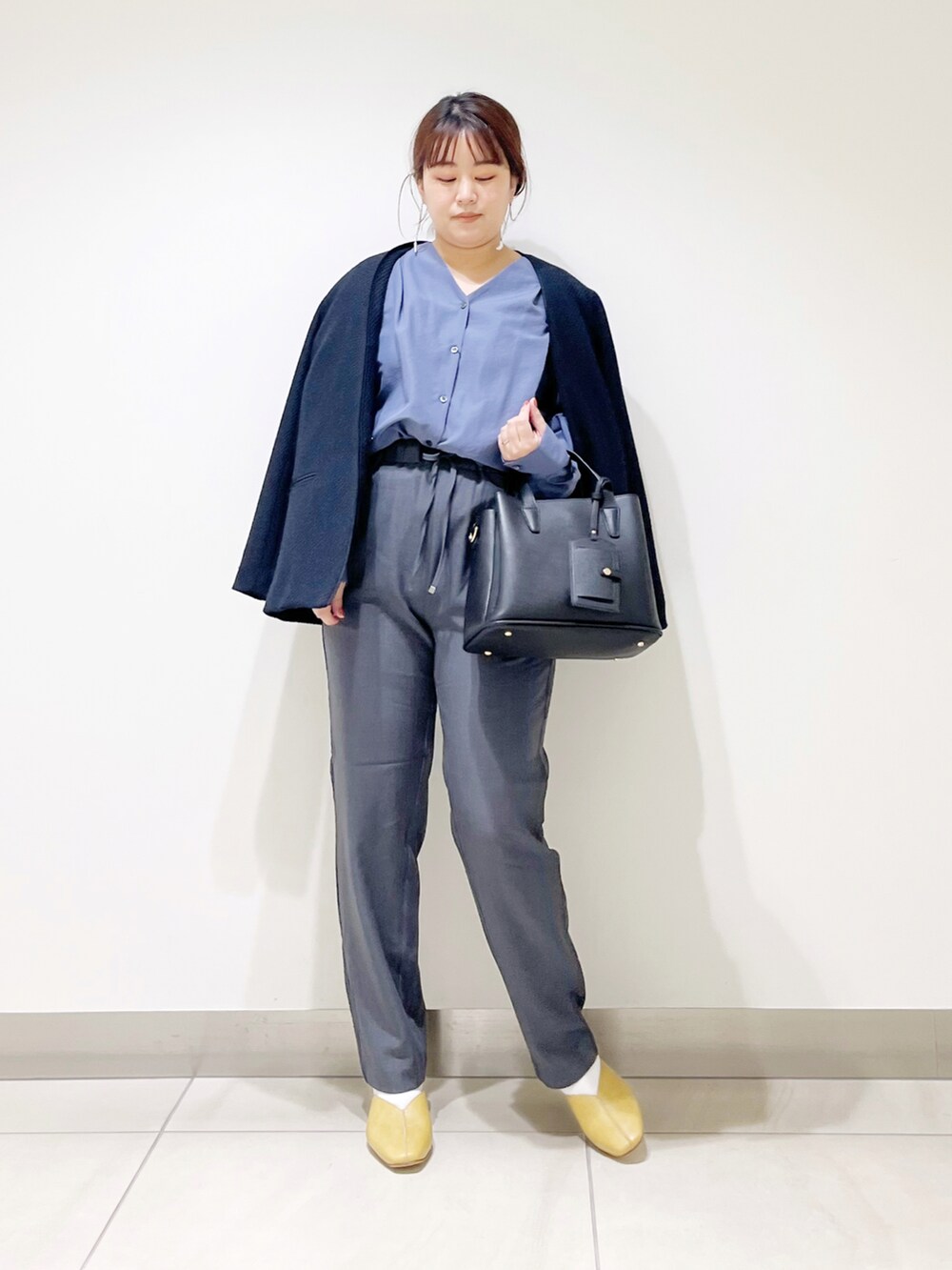 ブルー系のシャツ/ブラウス、ブルー系のスーツジャケット、ブラック系のトートバッグを着用したレディースの春コーディネートの3枚目の写真