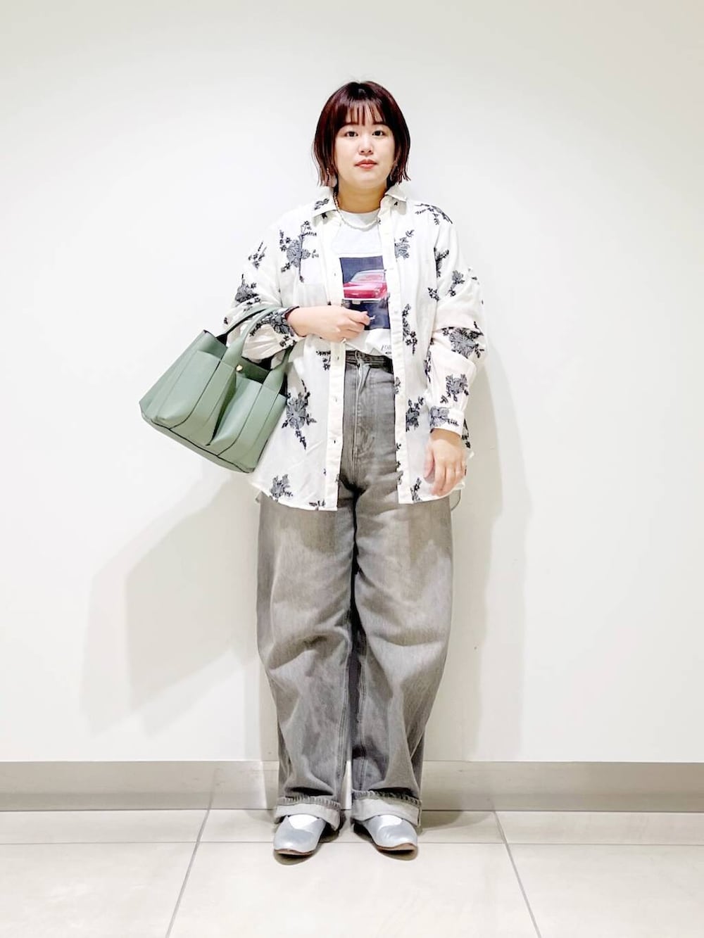 グリーン系のデニムパンツ、グリーン系のトートバッグ、シルバー系のパンプスを着用したレディースの春コーディネートの9枚目の写真