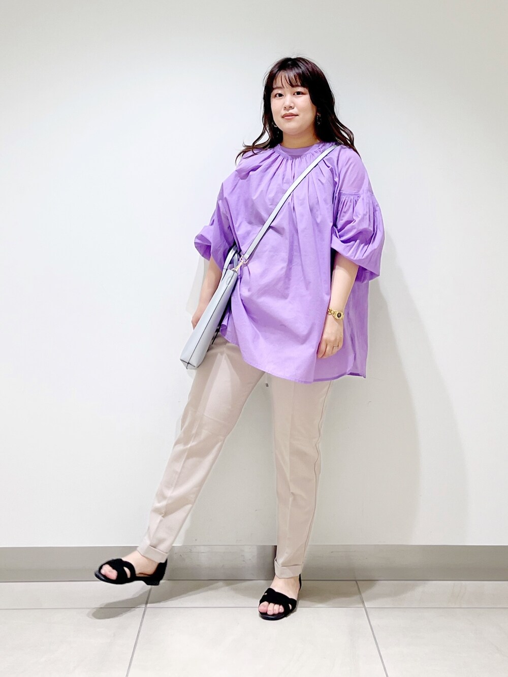 パープル系のシャツ/ブラウス、ベージュ系のその他パンツ、シルバー系のショルダーバッグを着用したレディースの春コーディネートの3枚目の写真