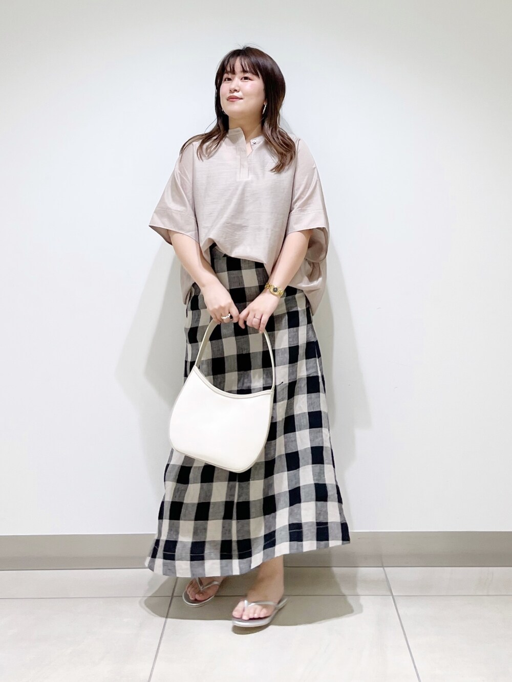 グレー系のシャツ/ブラウス、その他のスカート、ベージュ系のハンドバッグを着用したレディースの夏コーディネートの4枚目の写真