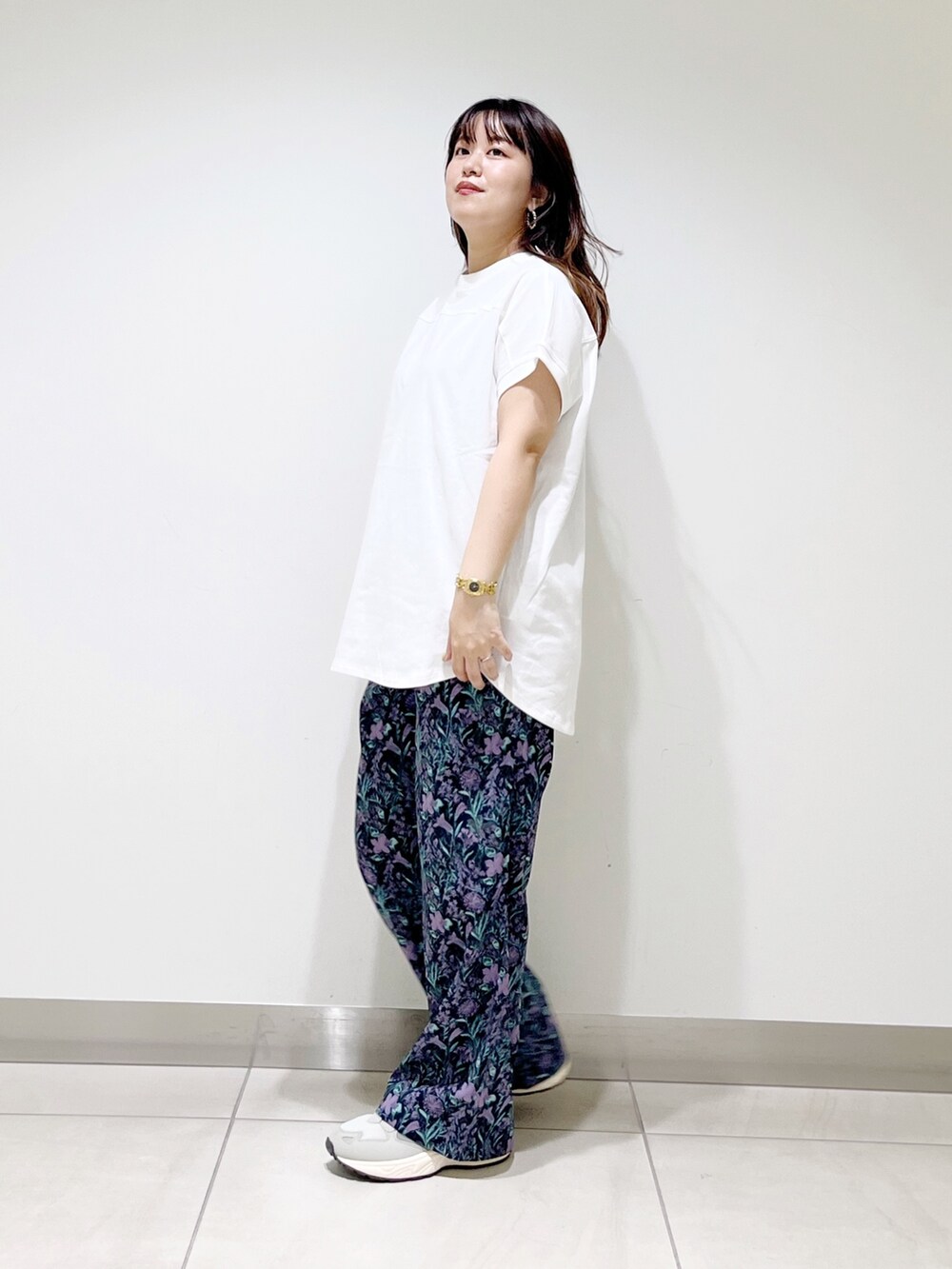 ホワイト系のトップス、ブルー系のその他パンツ、グレー系のスニーカーを着用したレディースの夏コーディネートの6枚目の写真