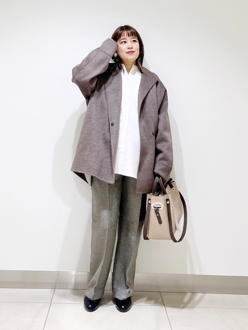 ブラウン系のその他アウター、ホワイト系のシャツ/ブラウス、ブラウン系のその他パンツを着用したレディースの秋コーディネートの2枚目の写真