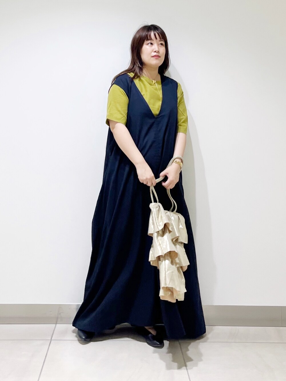 イエロー系のシャツ/ブラウス、ブルー系のワンピース、ゴールド系のトートバッグを着用したレディースの夏コーディネートの7枚目の写真