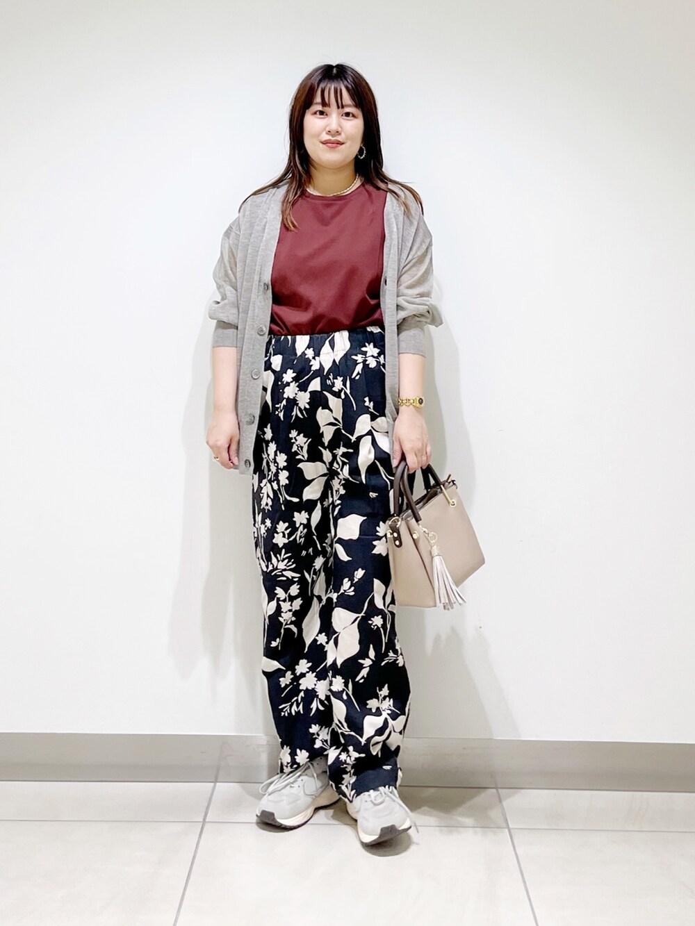 レッド系のTシャツ/カットソー、ブラック系のその他パンツ、ベージュ系のトートバッグを着用したレディースの夏コーディネートの9枚目の写真