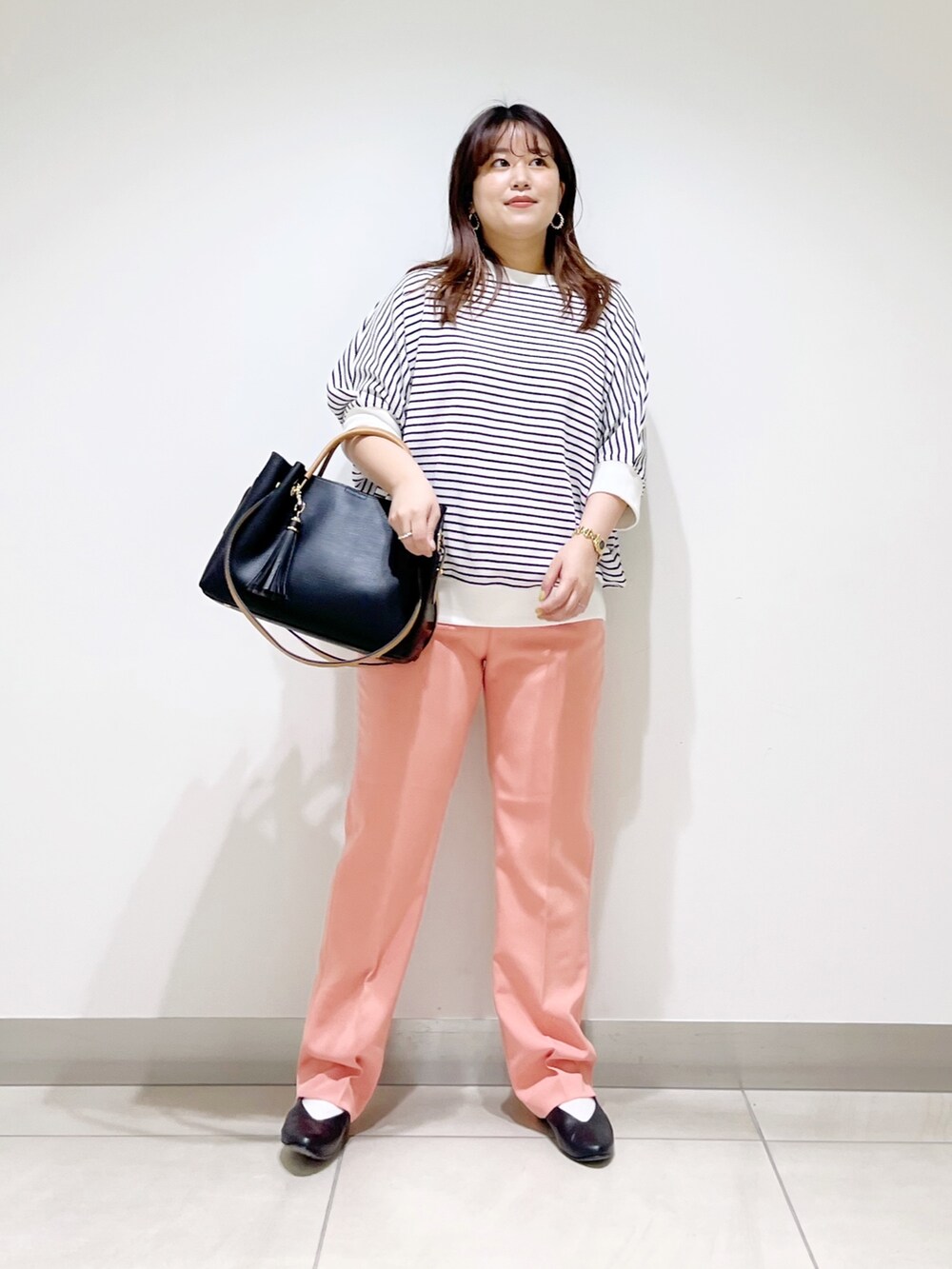 ホワイト系のTシャツ/カットソー、ピンク系のその他パンツ、ブラック系のトートバッグを着用したレディースの春コーディネートの3枚目の写真