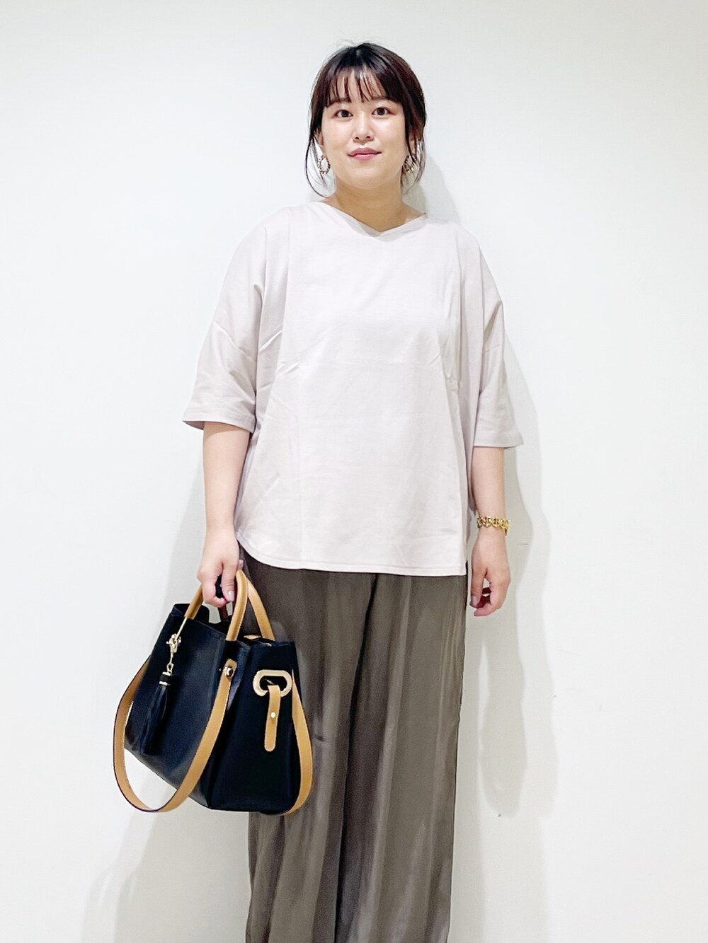 グレー系のTシャツ/カットソー、ブラック系のトートバッグ、ブラウン系のその他パンツを着用したレディースの夏コーディネートの6枚目の写真