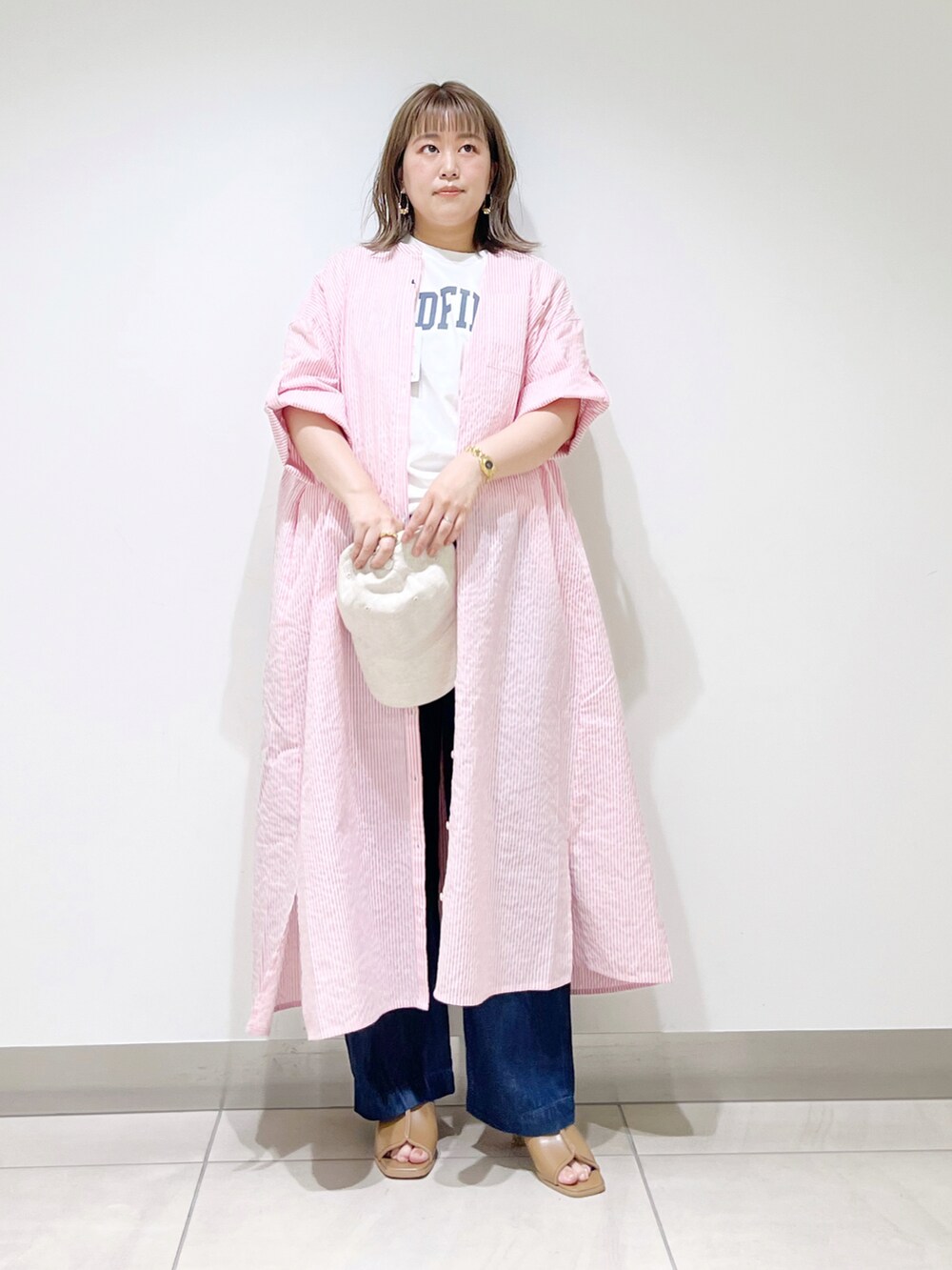 ピンク系のワンピース、ブルー系のTシャツ/カットソー、ベージュ系のサンダルを着用したレディースの夏コーディネートの3枚目の写真