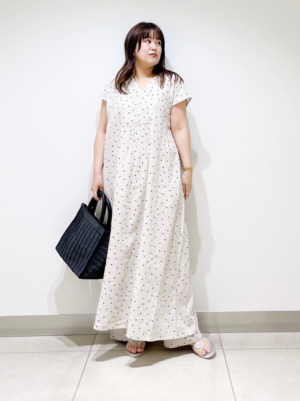 ベージュ系のワンピース、ベージュ系のその他パンツ、ブラック系のトートバッグを着用したレディースの夏コーディネートの10枚目の写真