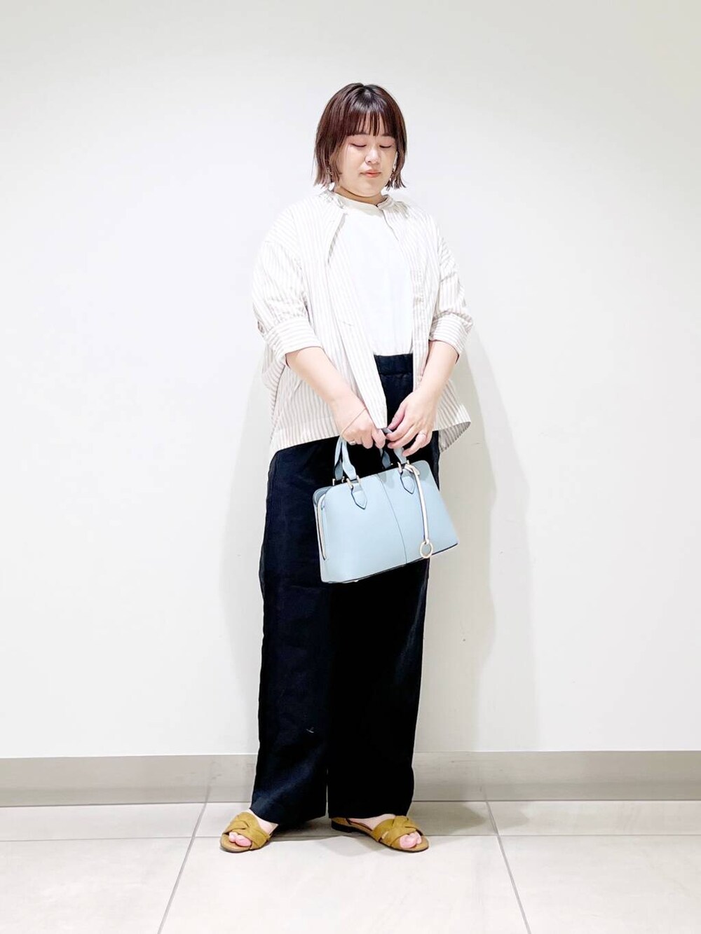 ブラック系のその他パンツ、ベージュ系のシャツ/ブラウス、イエロー系のサンダルを着用したレディースの春コーディネートの5枚目の写真