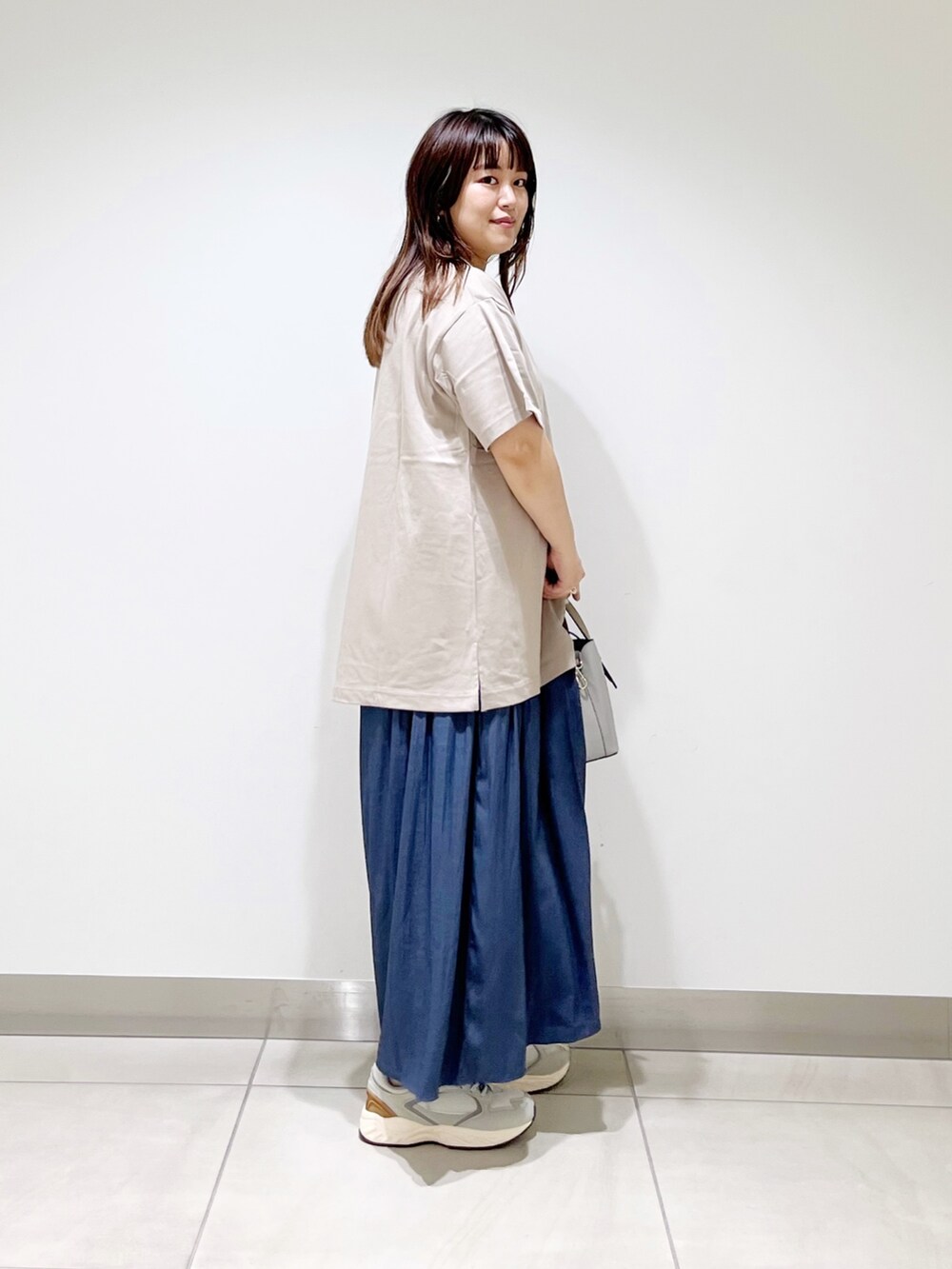 ベージュ系のTシャツ/カットソー、グレー系のトートバッグ、ブルー系のその他パンツを着用したレディースの夏コーディネートの4枚目の写真