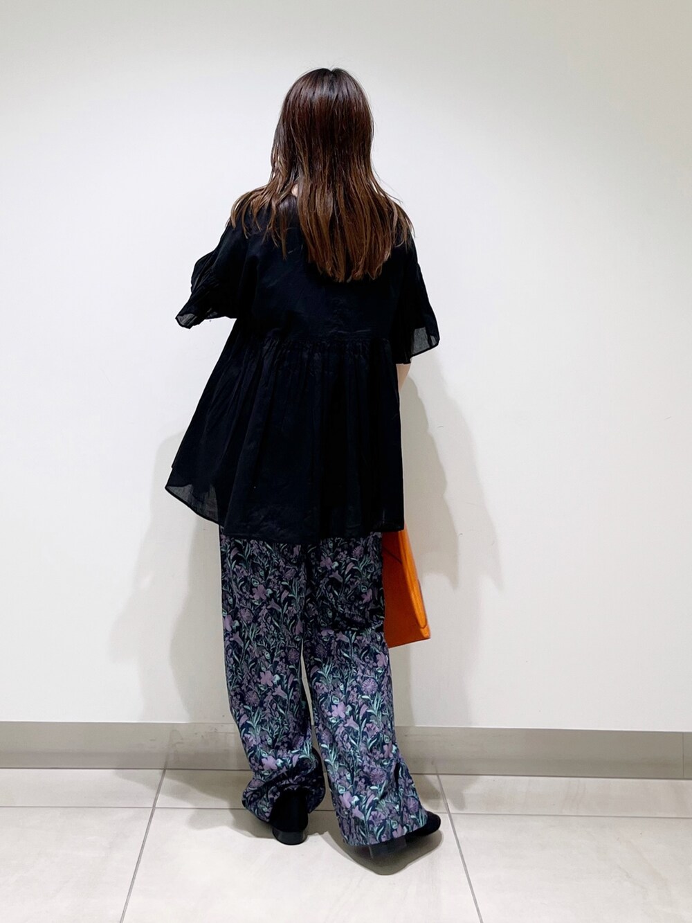 ブラック系のシャツ/ブラウス、オレンジ系のトートバッグ、ブルー系のその他パンツを着用したレディースの夏コーディネートの5枚目の写真