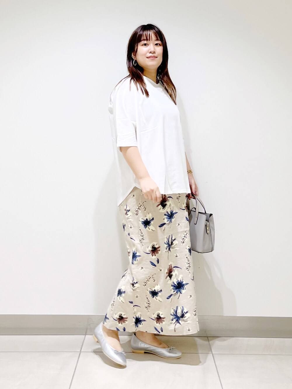 ホワイト系のTシャツ/カットソー、グレー系のトートバッグ、ブルー系のスカートを着用したレディースの夏コーディネートの10枚目の写真