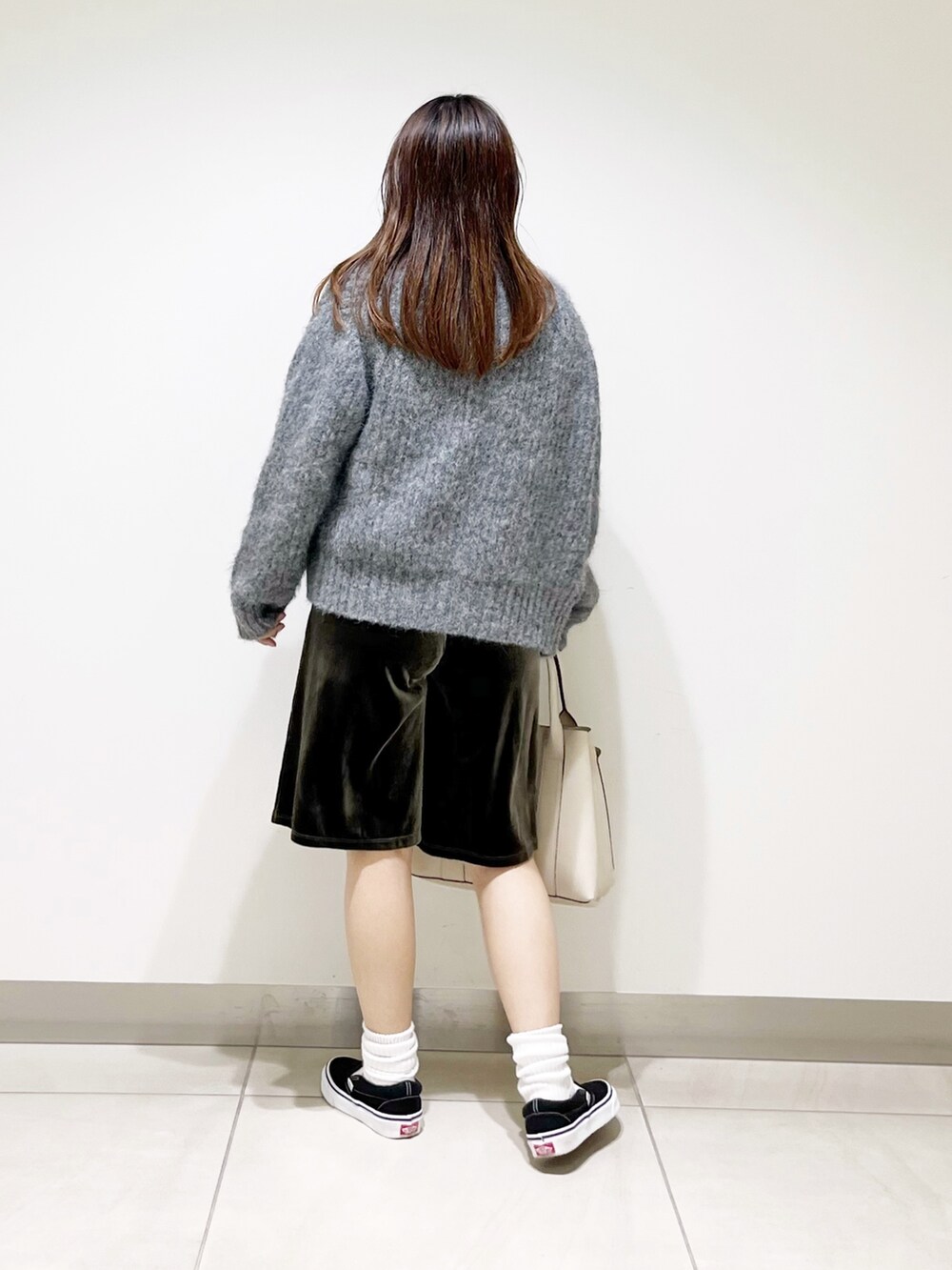 グリーン系のその他パンツ、グレー系のカーディガン/ボレロ、ベージュ系のTシャツ/カットソーを着用したレディースの夏コーディネートの6枚目の写真