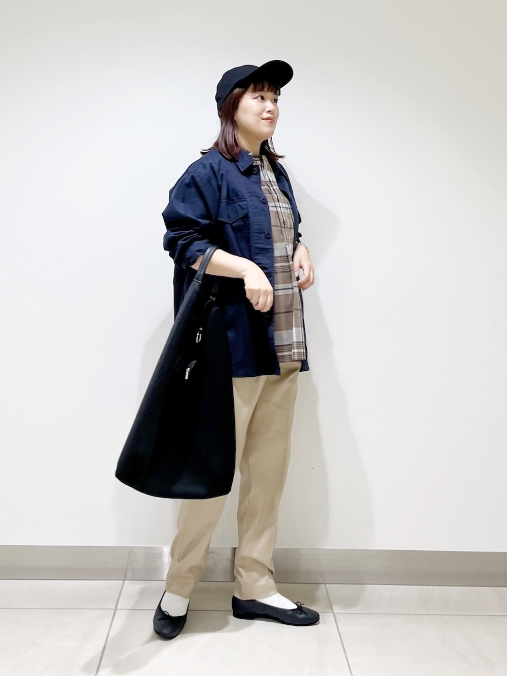 ベージュ系のシャツ/ブラウス、ブルー系のその他アウター、ブラック系のトートバッグを着用したレディースの秋コーディネートの3枚目の写真
