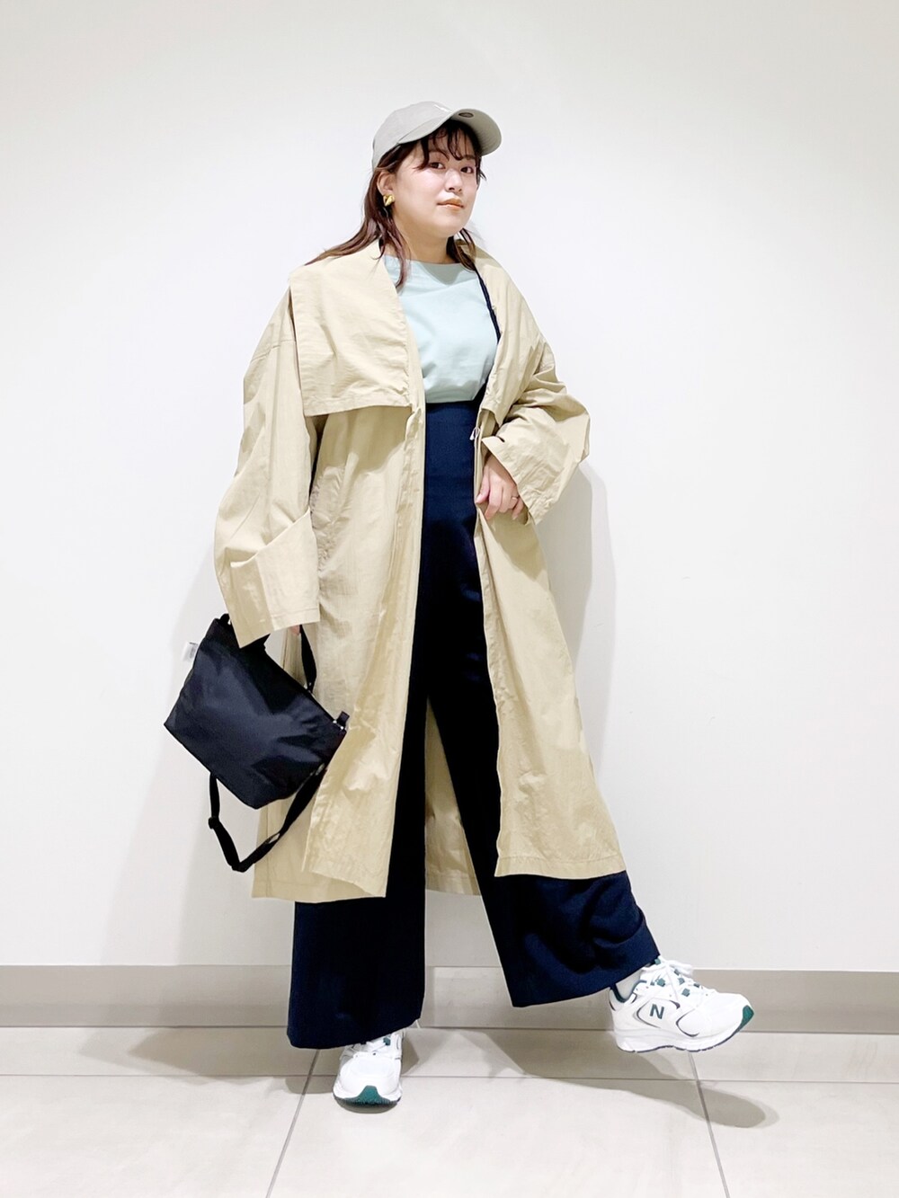 グリーン系のTシャツ/カットソー、ベージュ系のその他アウター、ブルー系のサロペット/オーバーオールを着用したレディースの春コーディネートの5枚目の写真