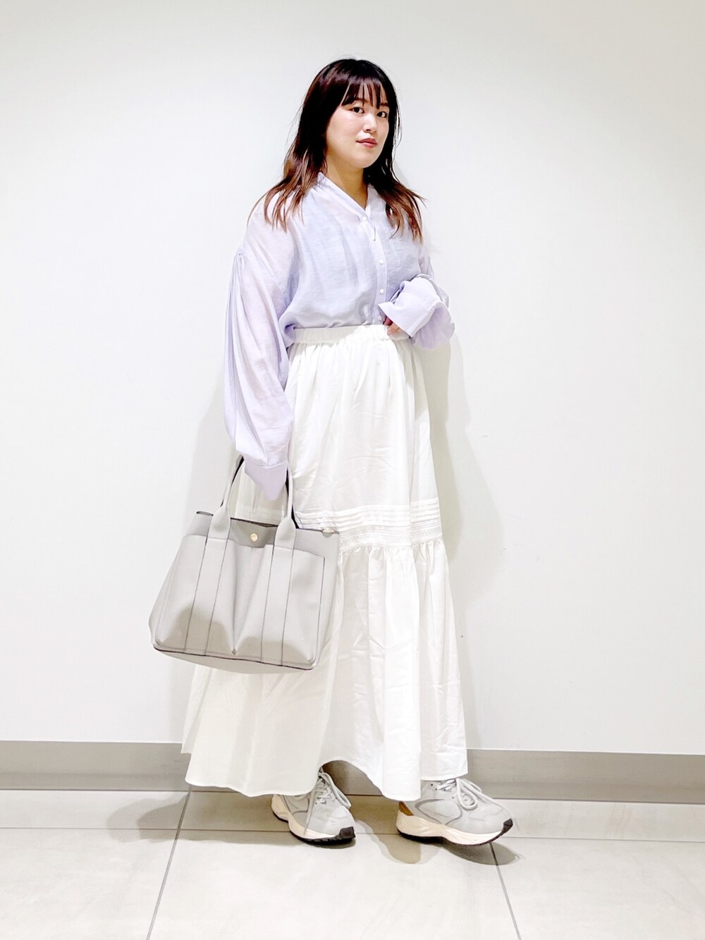 パープル系のシャツ/ブラウス、ホワイト系のスカート、グレー系のトートバッグを着用したレディースの夏コーディネートの7枚目の写真