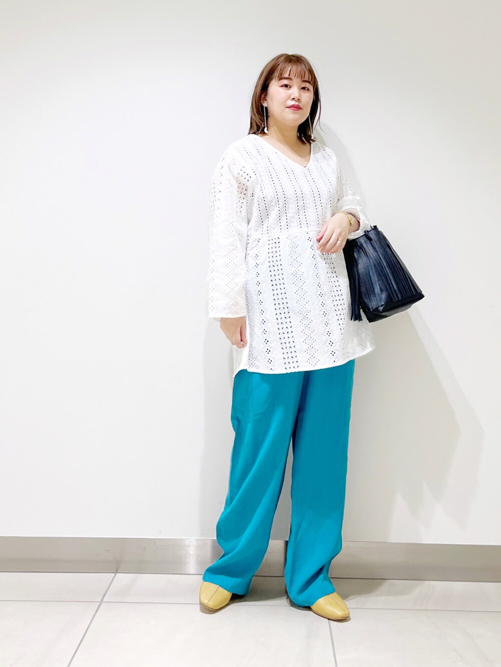 ホワイト系のシャツ/ブラウス、ブルー系のその他パンツ、イエロー系のその他シューズを着用したレディースの春コーディネートの3枚目の写真