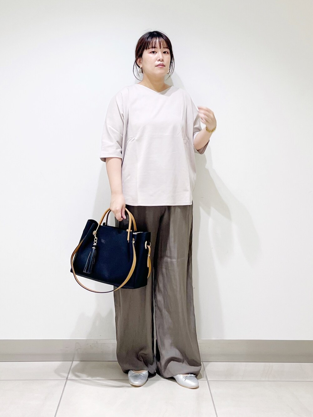 グレー系のTシャツ/カットソー、ブラック系のトートバッグ、ブラウン系のその他パンツを着用したレディースの夏コーディネートの10枚目の写真