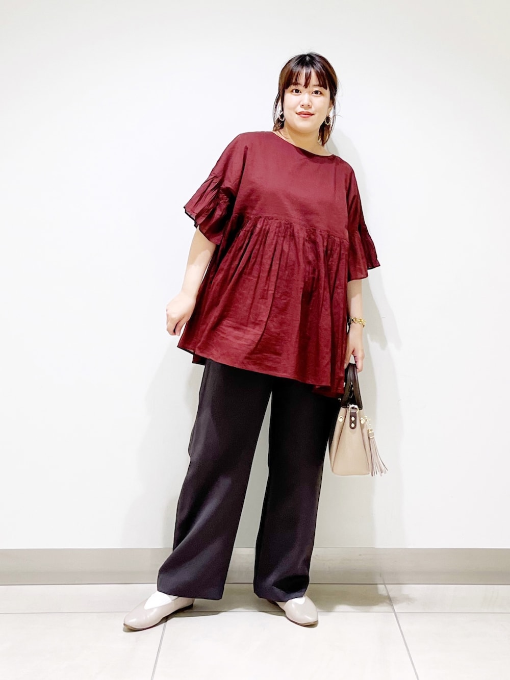 レッド系のシャツ/ブラウス、グレー系のその他パンツ、ベージュ系のトートバッグを着用したレディースの夏コーディネートの5枚目の写真