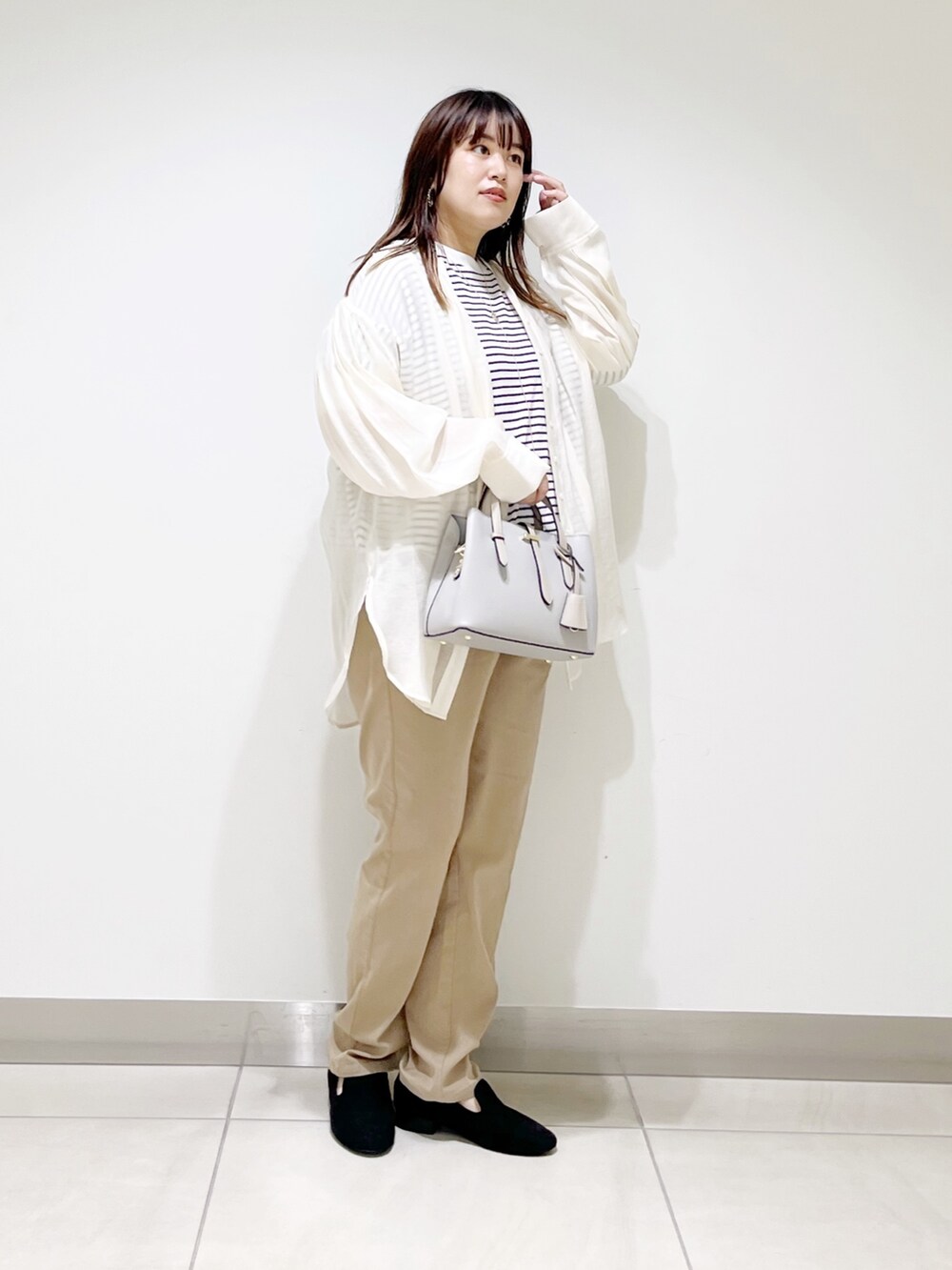 ホワイト系のTシャツ/カットソー、ベージュ系のその他パンツ、グレー系のハンドバッグを着用したレディースの夏コーディネートの3枚目の写真