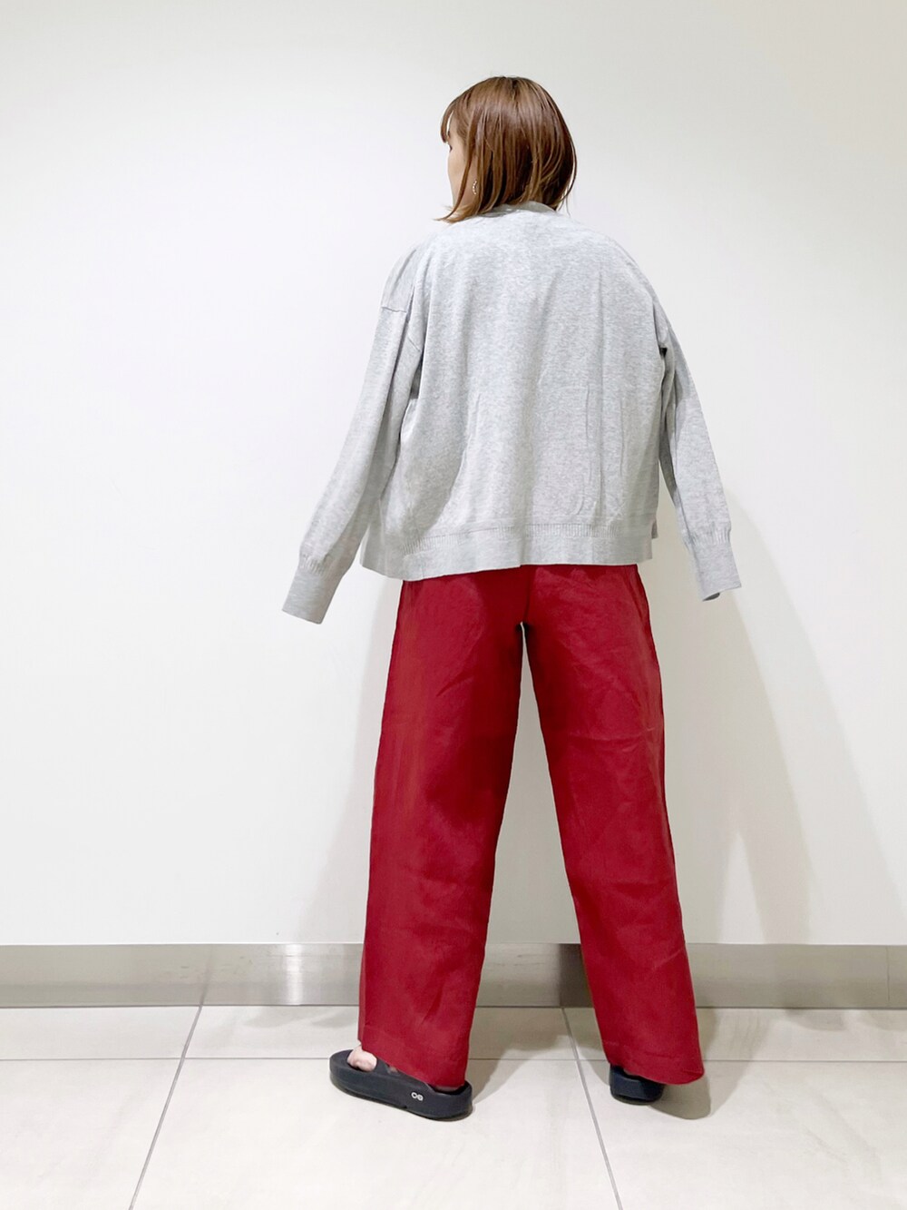 ブラウン系のその他パンツ、ブラック系のTシャツ/カットソー、グレー系のカーディガン/ボレロを着用したレディースの春コーディネートの5枚目の写真