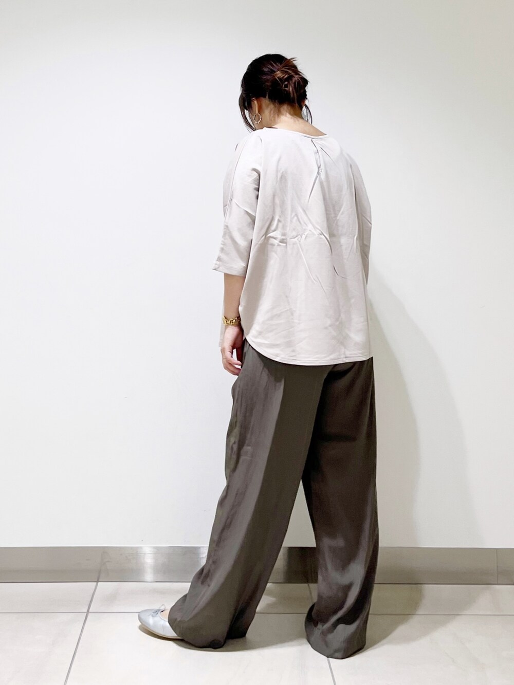 グレー系のTシャツ/カットソー、ブラック系のトートバッグ、ブラウン系のその他パンツを着用したレディースの夏コーディネートの9枚目の写真