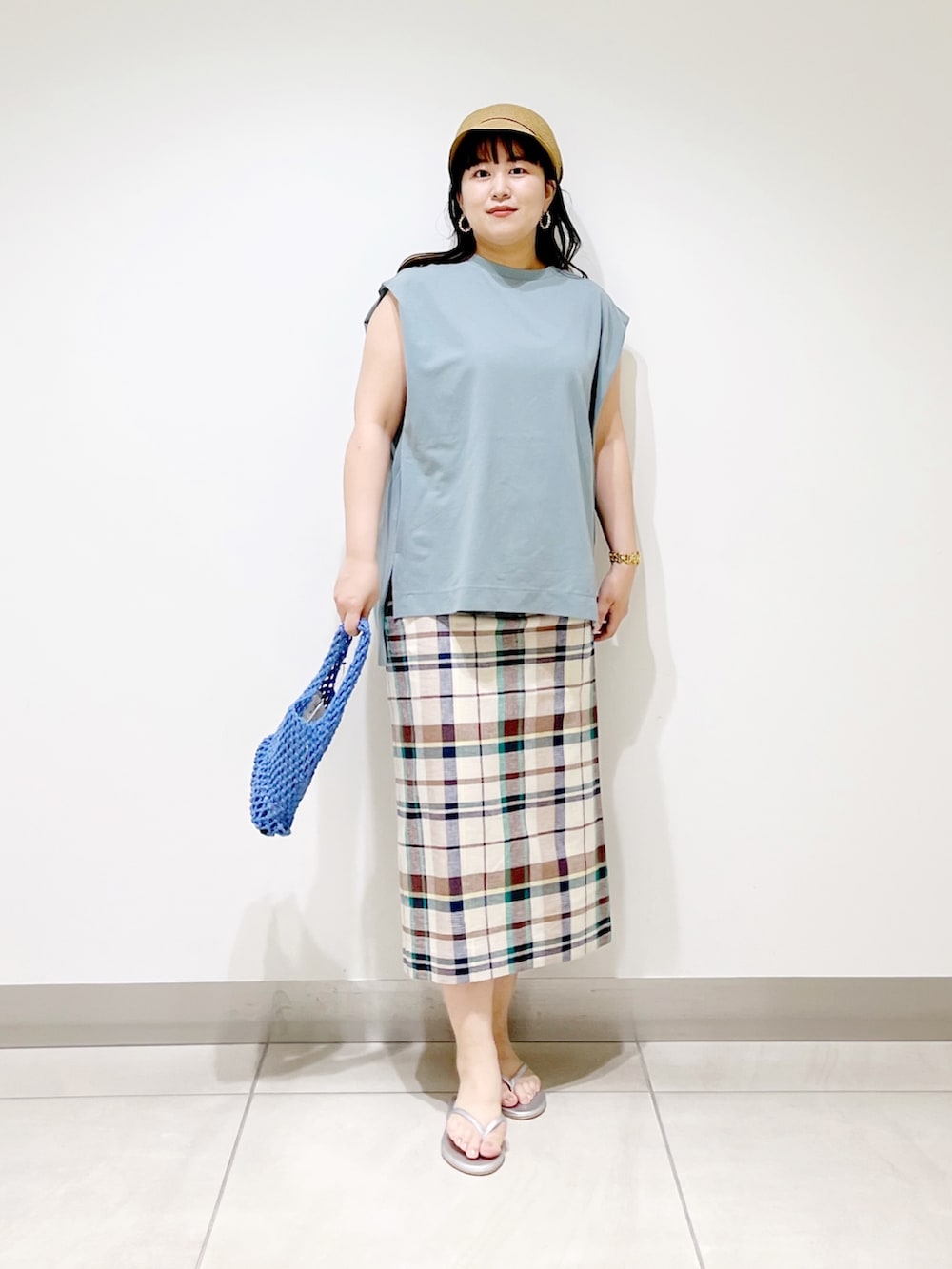 ブルー系のTシャツ/カットソー、グリーン系のスカート、ブルー系のハンドバッグを着用したレディースの夏コーディネートの3枚目の写真