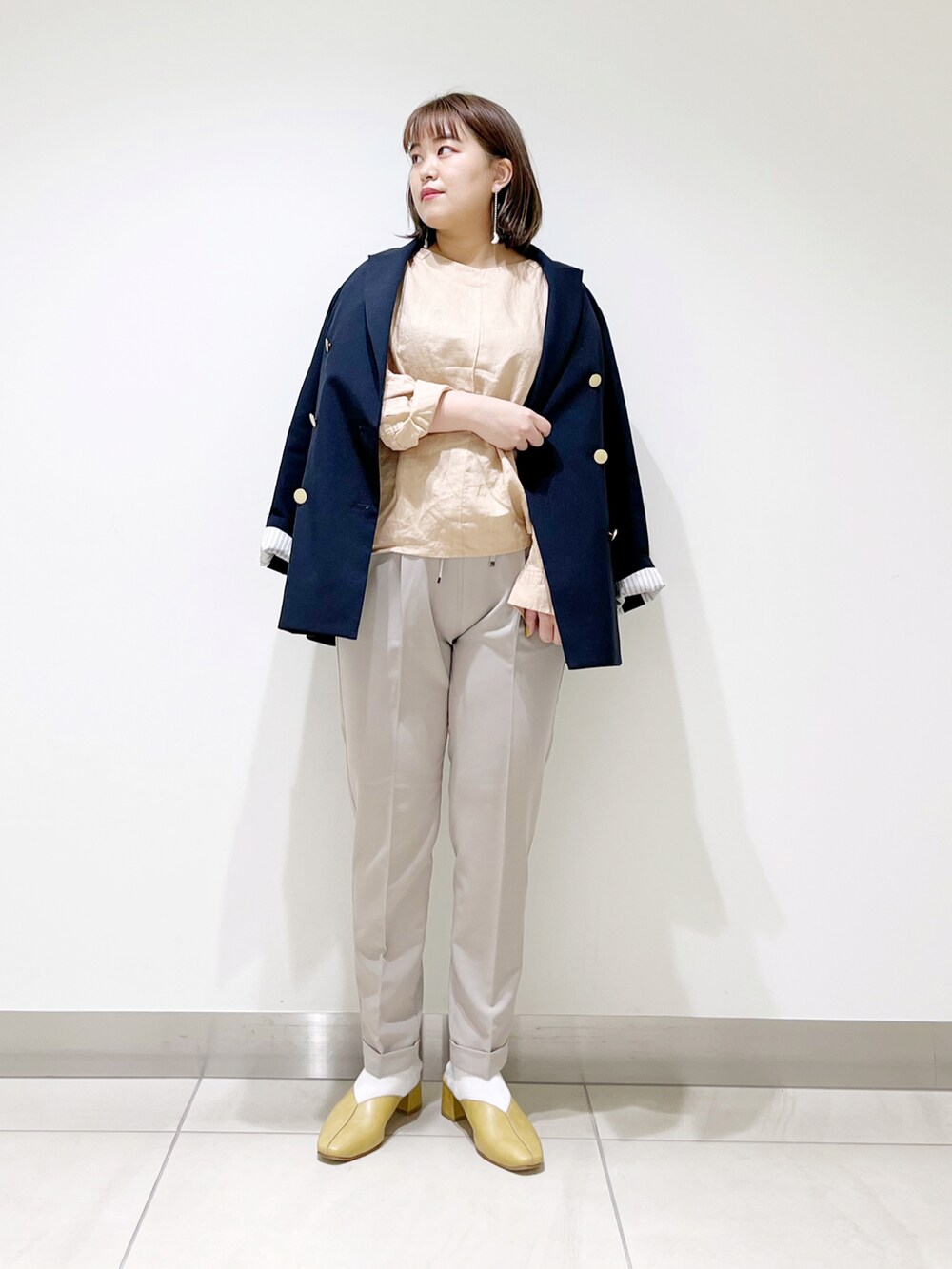 ピンク系のシャツ/ブラウス、ブルー系のその他アウター、ベージュ系のその他パンツを着用したレディースの春コーディネートの2枚目の写真