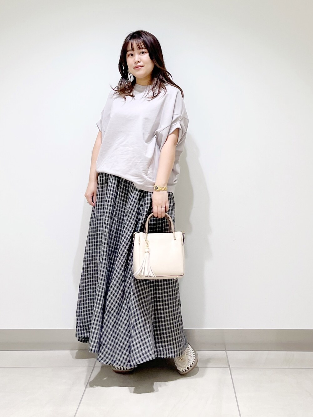 グレー系のTシャツ/カットソー、その他のスカート、ホワイト系のトートバッグを着用したレディースの春コーディネートの7枚目の写真