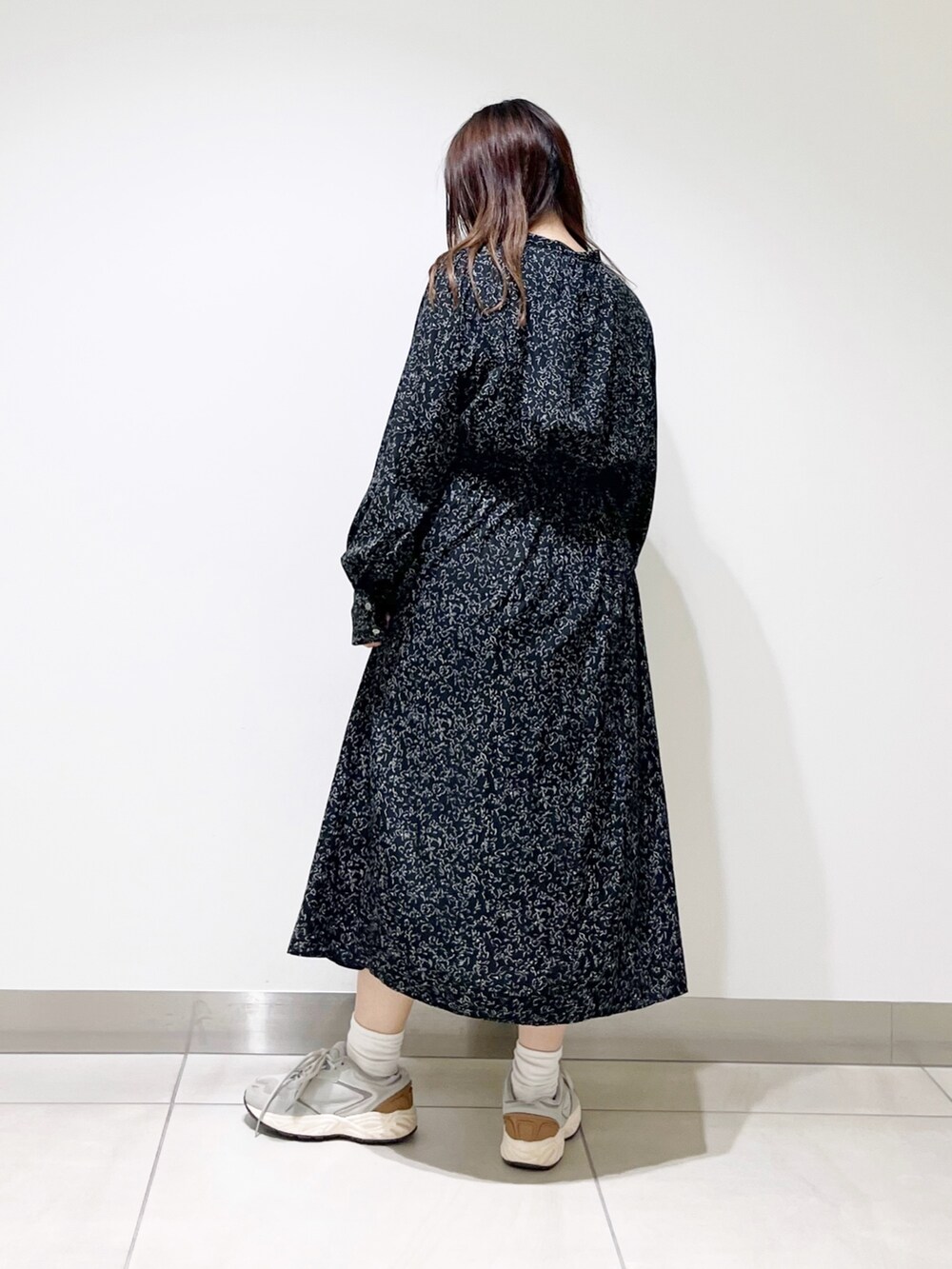 ブラック系のワンピース、ホワイト系のトートバッグ、グレー系のスニーカーを着用したレディースの夏コーディネートの8枚目の写真