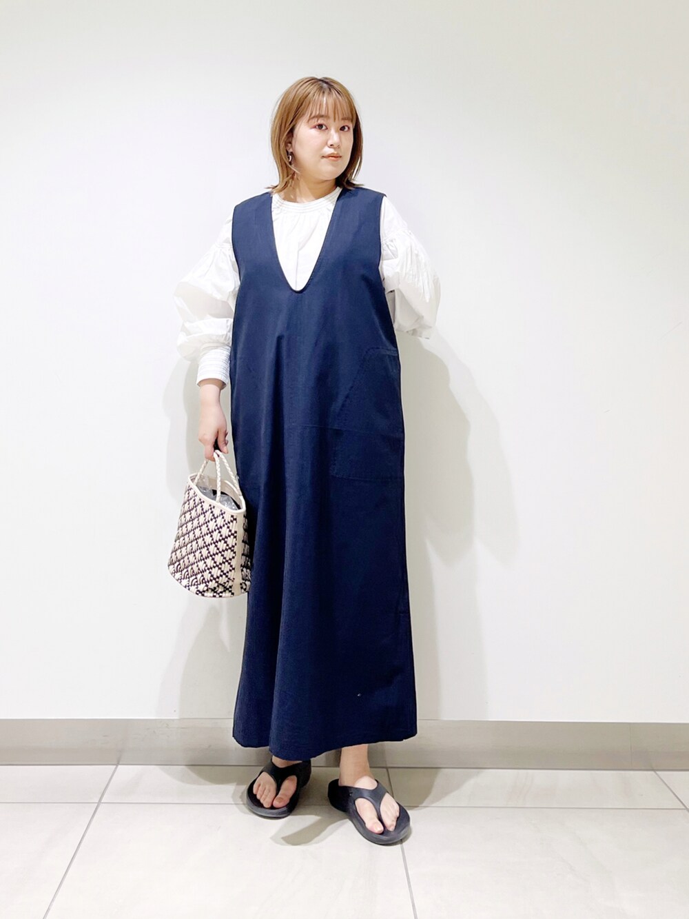 ホワイト系のTシャツ/カットソー、ホワイト系のハンドバッグ、ブルー系のワンピースを着用したレディースの春コーディネートの5枚目の写真