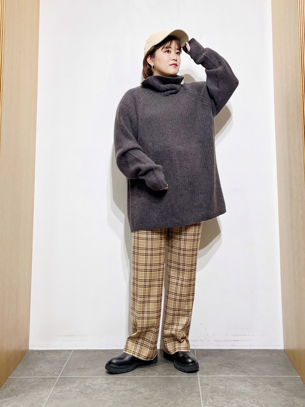 パープル系のニット/セーター、イエロー系のその他パンツ、ブラック系のブーツを着用したレディースの秋コーディネートの2枚目の写真