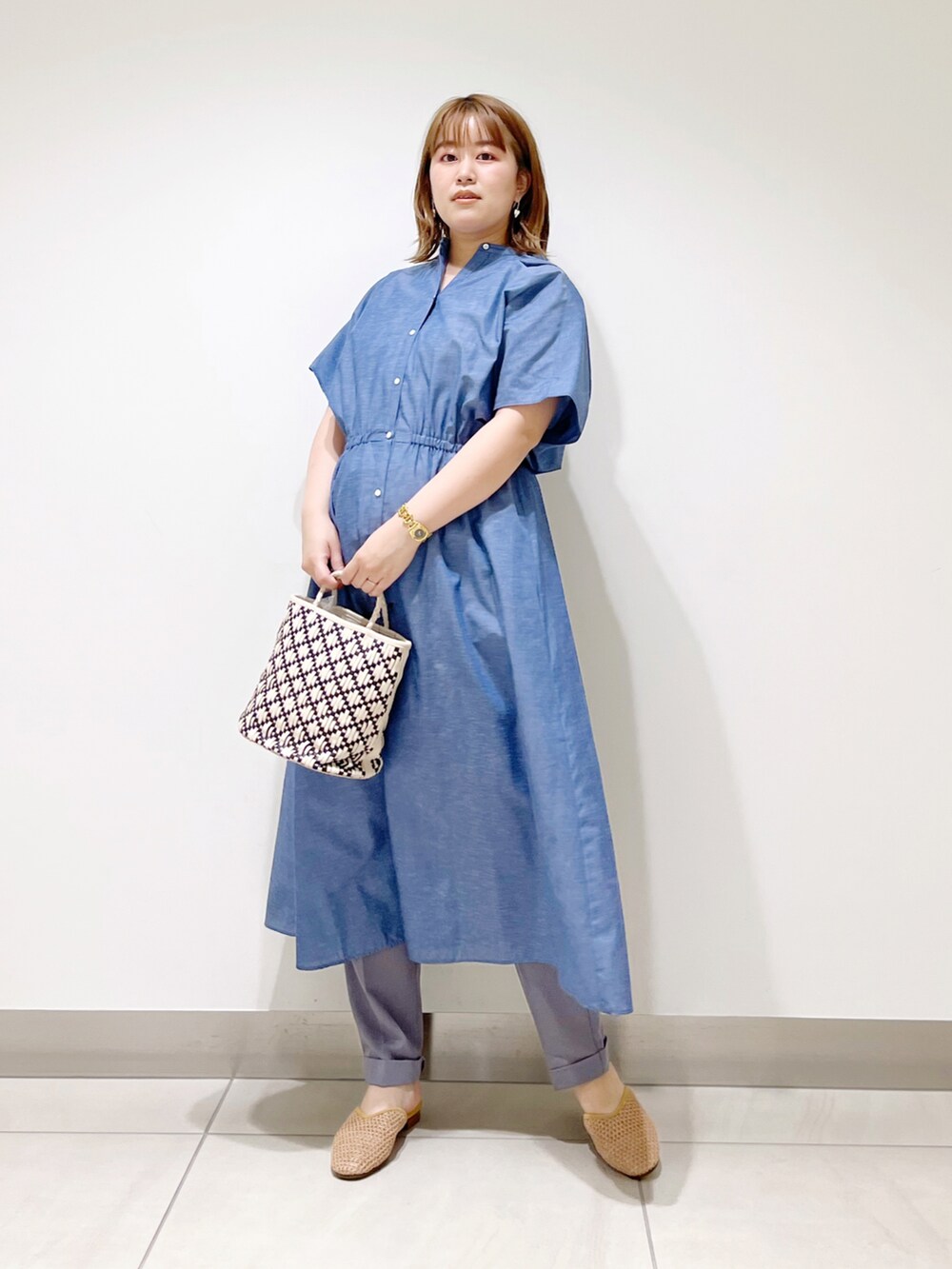 ブルー系のワンピース、ホワイト系のハンドバッグ、グレー系のその他パンツを着用したレディースの春コーディネートの2枚目の写真