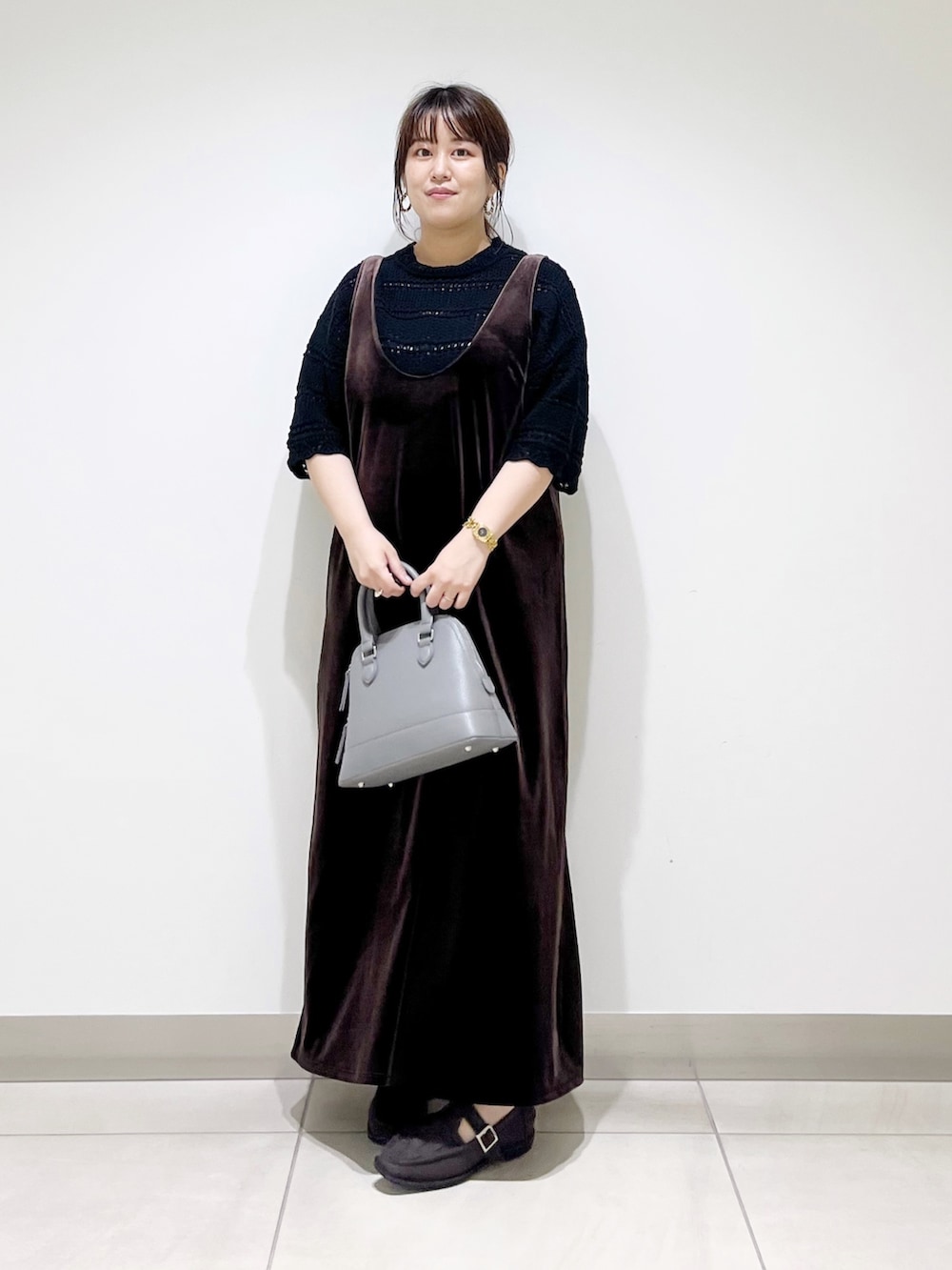 ブラウン系のワンピース/ドレス、ブラック系のニット/セーター、グレー系のショルダーバッグを着用したレディースの夏コーディネートの9枚目の写真