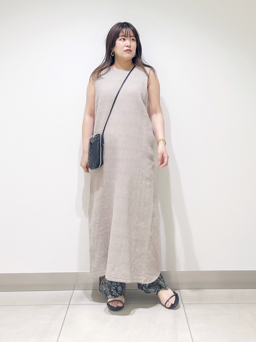 グレー系のワンピース、ブラック系のショルダーバッグ、ブルー系のその他パンツを着用したレディースの夏コーディネートの4枚目の写真