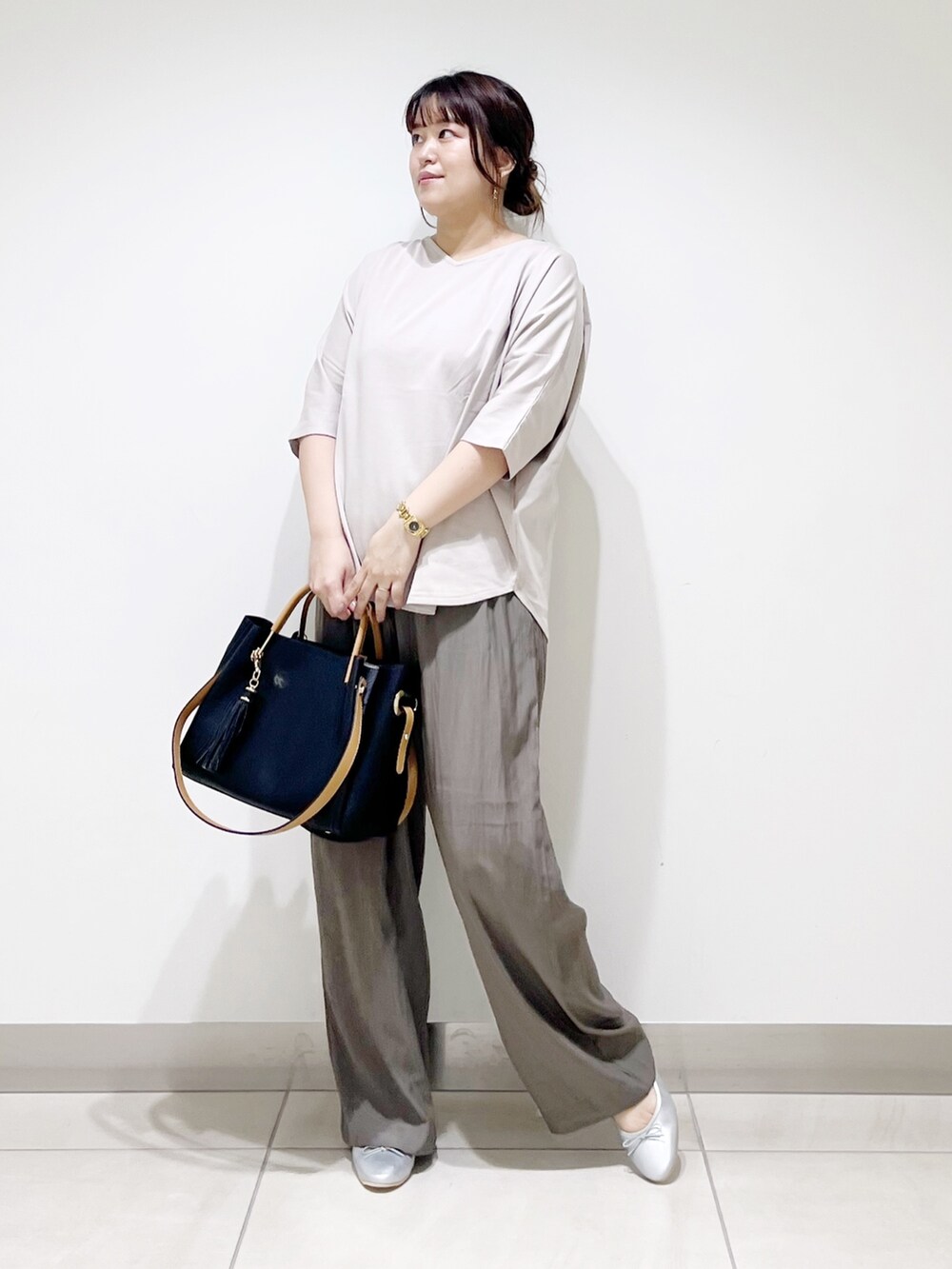 グレー系のTシャツ/カットソー、ブラック系のトートバッグ、ブラウン系のその他パンツを着用したレディースの夏コーディネートの3枚目の写真