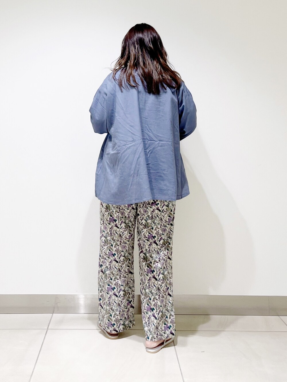 ブルー系のシャツ/ブラウス、パープル系のその他パンツ、ブルー系のハンドバッグを着用したレディースの春コーディネートの4枚目の写真