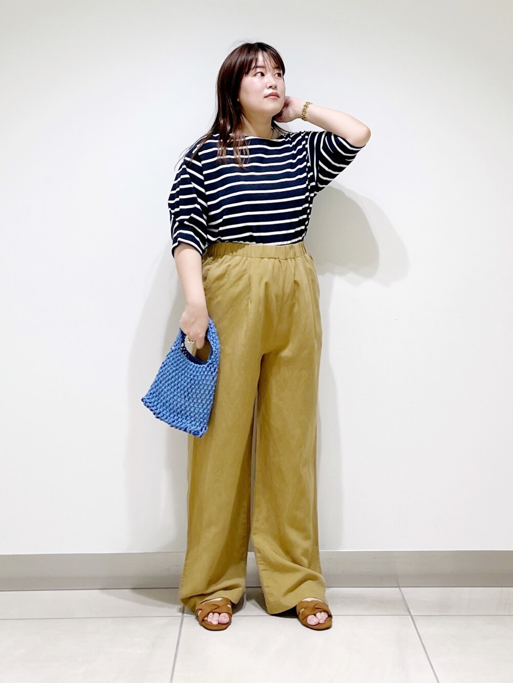 ホワイト系のTシャツ/カットソー、イエロー系のその他パンツ、ブルー系のハンドバッグを着用したレディースの夏コーディネートの6枚目の写真