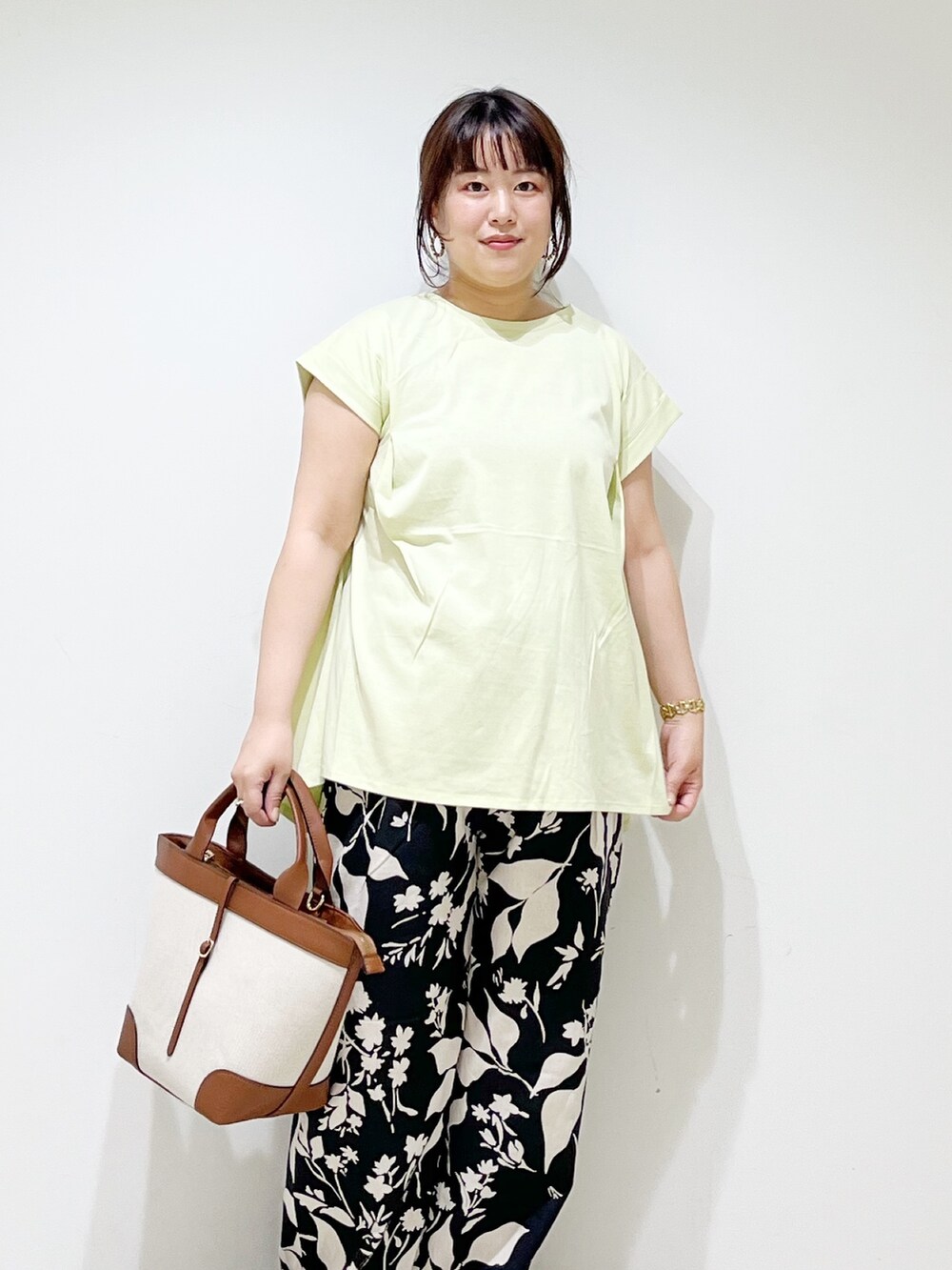 グリーン系のTシャツ/カットソー、ブラック系のその他パンツ、ブラウン系のバッグを着用したレディースの夏コーディネートの4枚目の写真