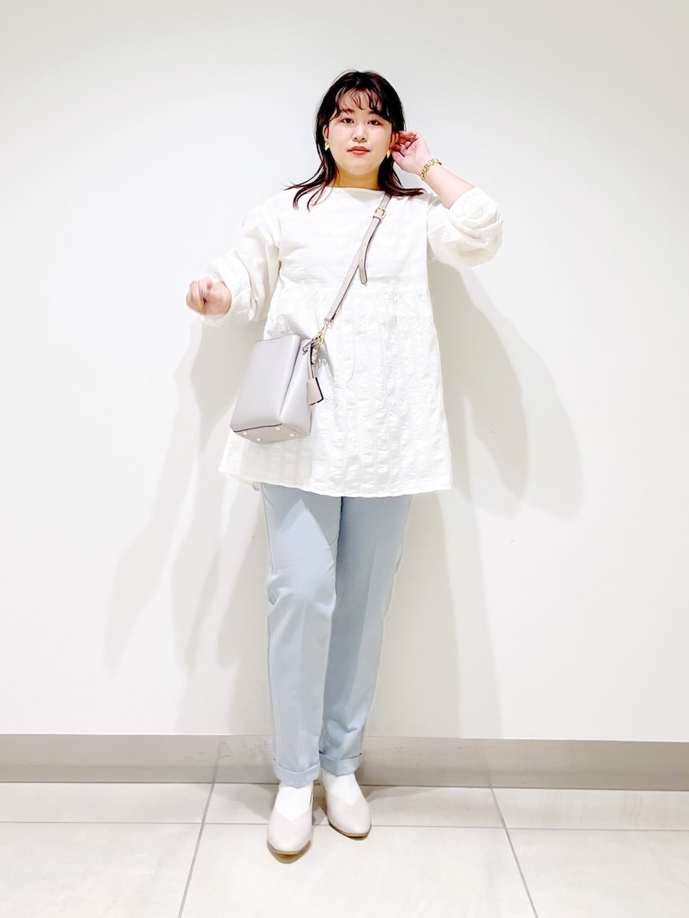 ホワイト系のシャツ/ブラウス、ブルー系のその他パンツ、ベージュ系のパンプスを着用したレディースの春コーディネートの4枚目の写真