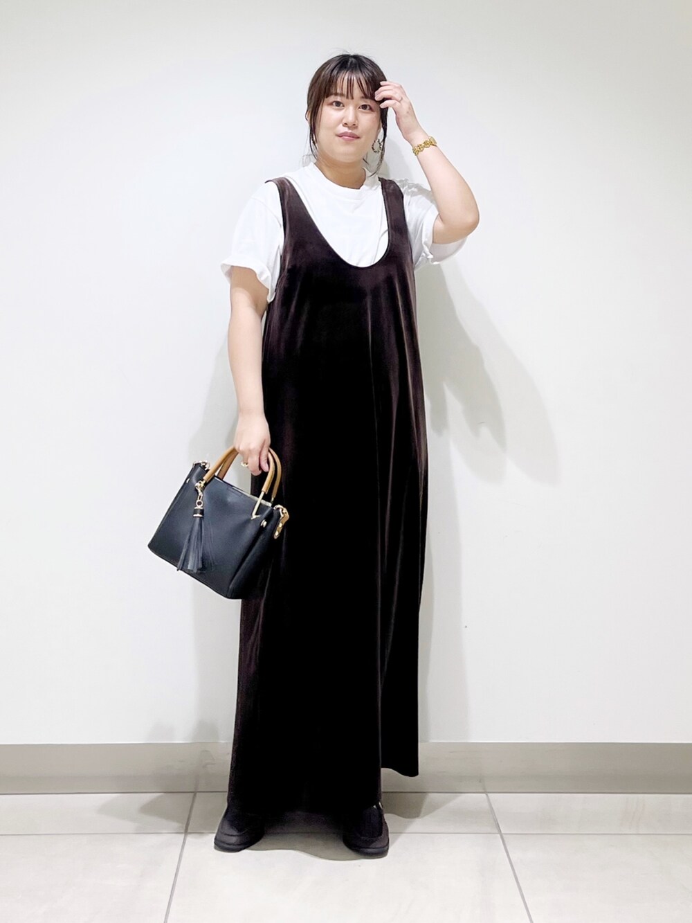 ブラウン系のワンピース/ドレス、ホワイト系のTシャツ/カットソー、ブラック系のトートバッグを着用したレディースの夏コーディネートの10枚目の写真