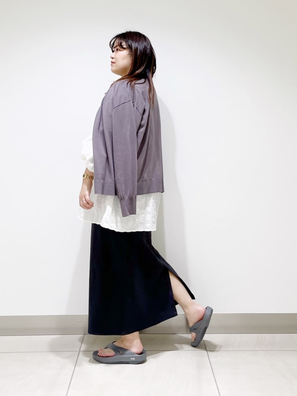 ホワイト系のシャツ/ブラウス、グレー系のカーディガン/ボレロ、グレー系のスカートを着用したレディースの春コーディネートの5枚目の写真