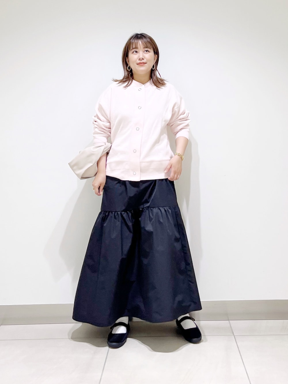 ピンク系のカーディガン/ボレロ、ブラック系のスカート、ブラック系のその他シューズを着用したレディースの夏コーディネートの2枚目の写真